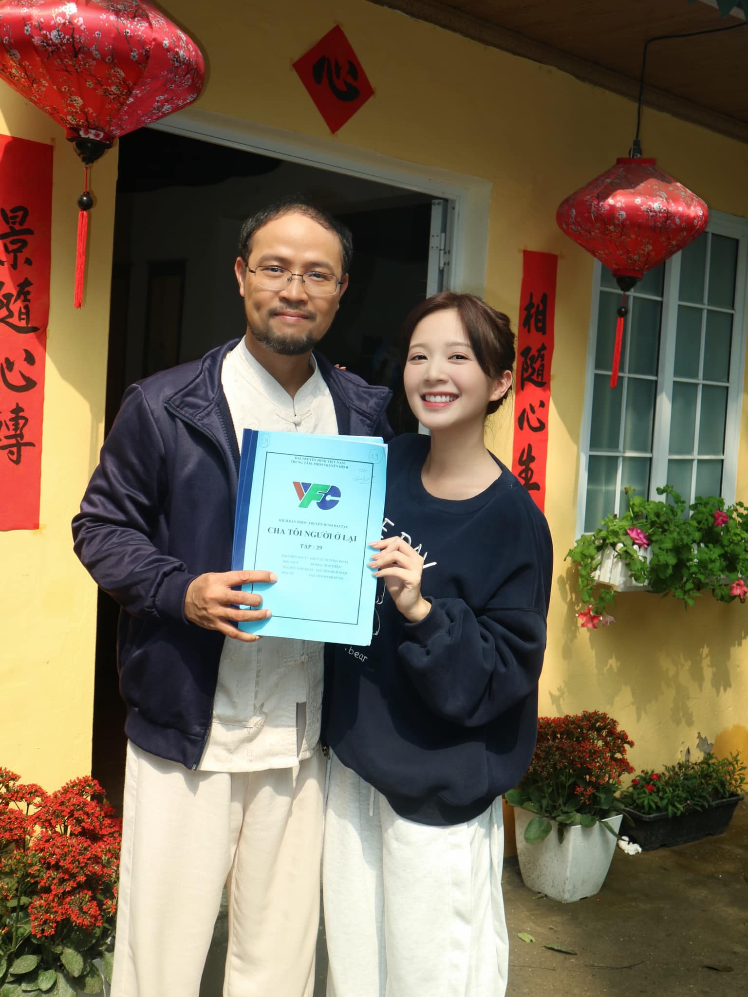 Bố Bình 'Cha tôi người ở lại' hát trong đám cưới của 'con gái' Ngọc Huyền- Ảnh 1. Bố Bình 'Cha tôi người ở lại' hát trong đám cưới của 'con gái' Ngọc Huyền- Ảnh 1.