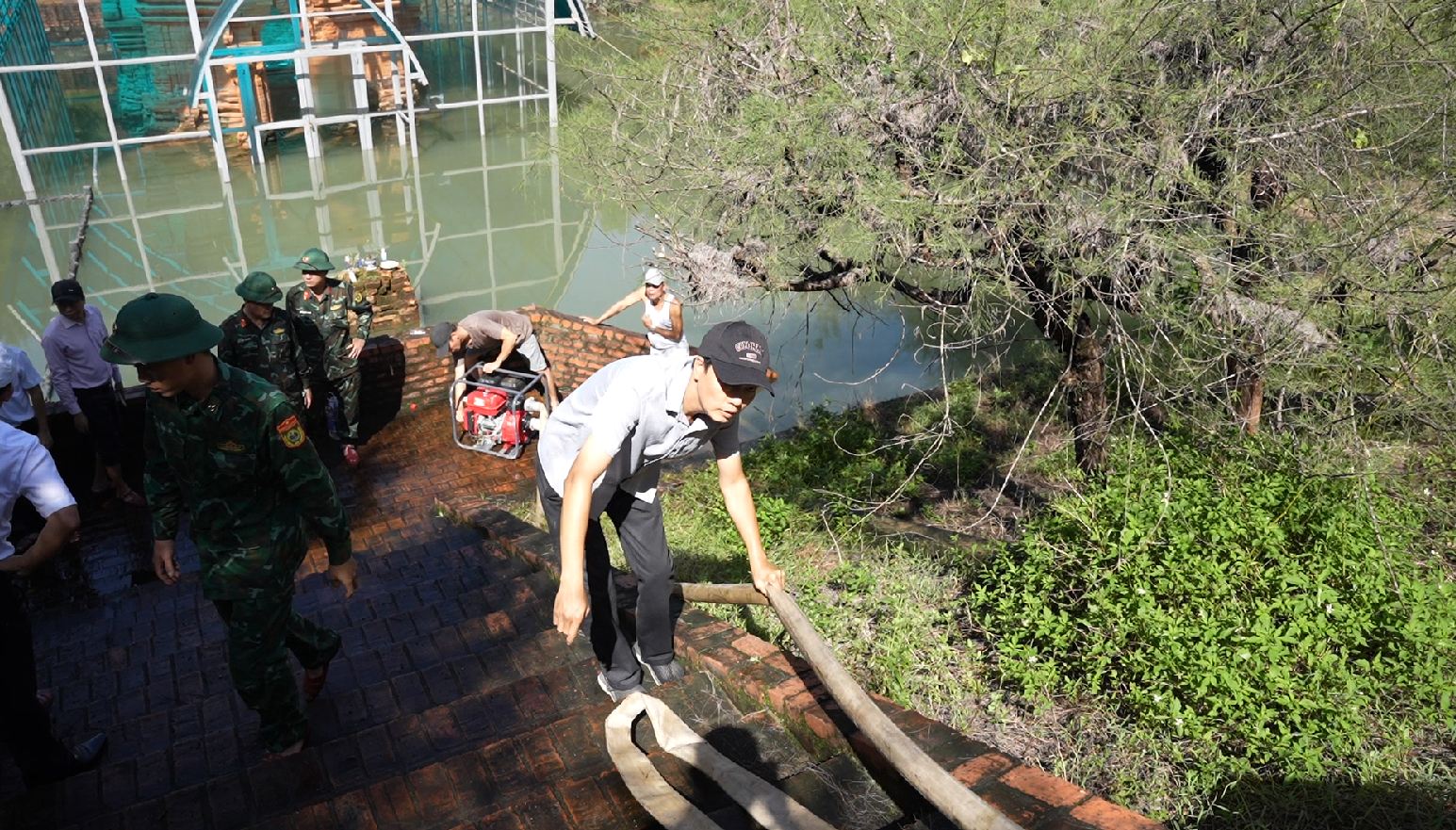 Tháp Chăm nghìn năm tuổi ở Huế vẫn chìm trong nước sau mưa lũ lịch sử- Ảnh 5. Tháp Chăm nghìn năm tuổi ở Huế vẫn chìm trong nước sau mưa lũ lịch sử- Ảnh 5.