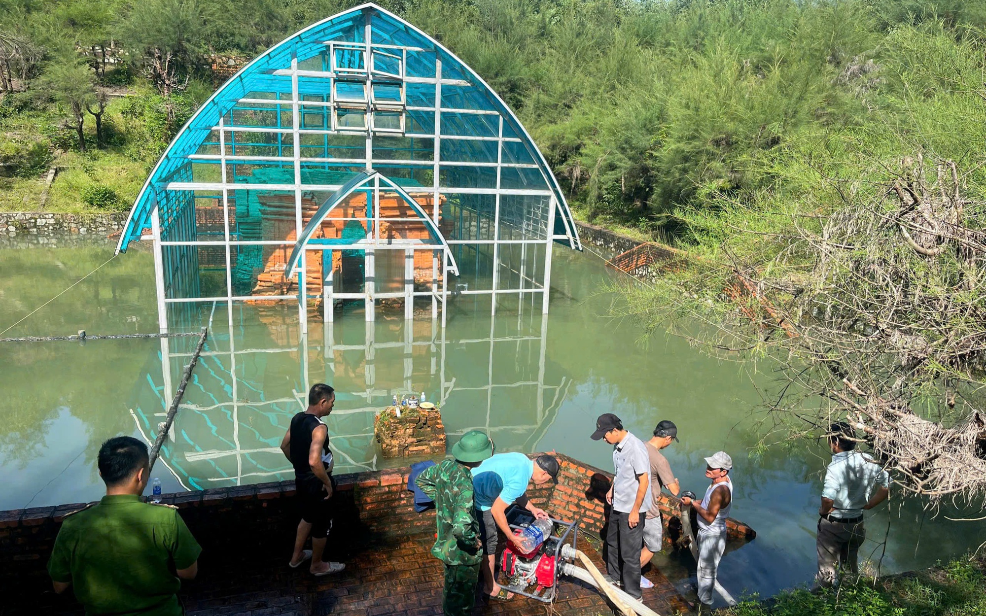 Nước bủa vây, người dân 'rốn lũ' ở Huế đi lại bằng ghe thuyền hơn 15 ngày- Ảnh 11. Tháp Chăm nghìn năm tuổi ở Huế vẫn chìm trong nước sau mưa lũ lịch sử