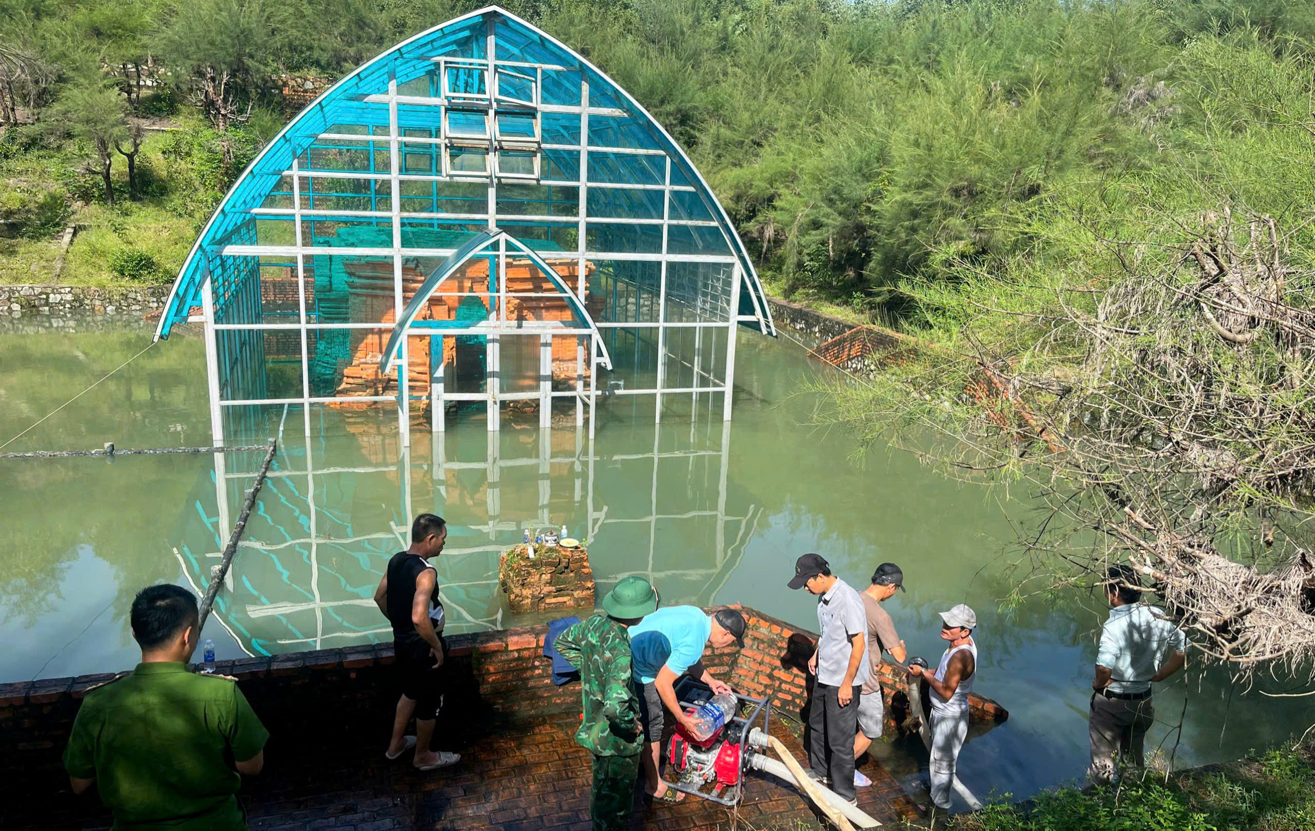 Tháp Chăm nghìn năm tuổi ở Huế vẫn chìm trong nước sau mưa lũ lịch sử- Ảnh 7. Tháp Chăm nghìn năm tuổi ở Huế vẫn chìm trong nước sau mưa lũ lịch sử- Ảnh 7.