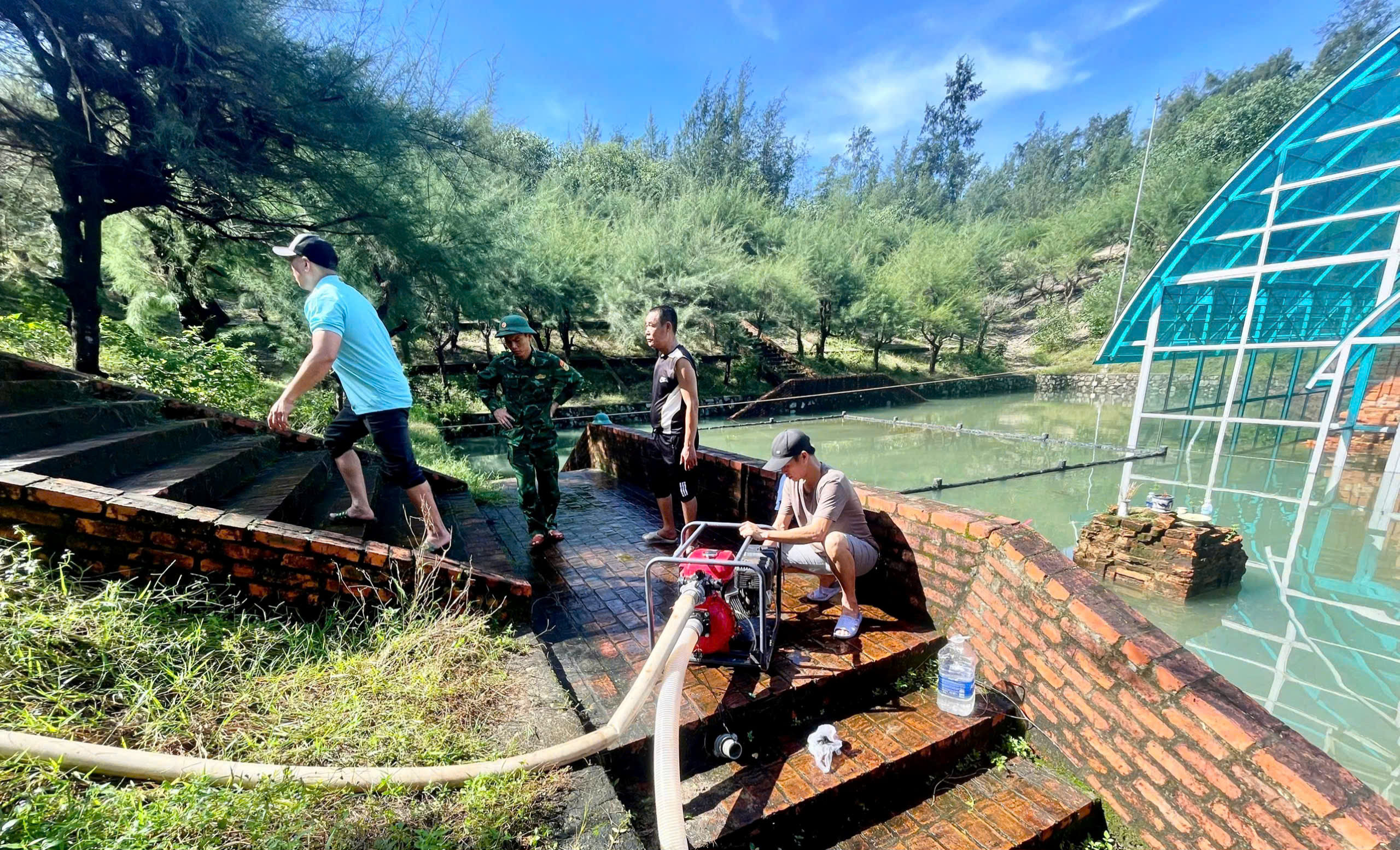 Tháp Chăm nghìn năm tuổi ở Huế vẫn chìm trong nước sau mưa lũ lịch sử- Ảnh 6. Tháp Chăm nghìn năm tuổi ở Huế vẫn chìm trong nước sau mưa lũ lịch sử- Ảnh 6.