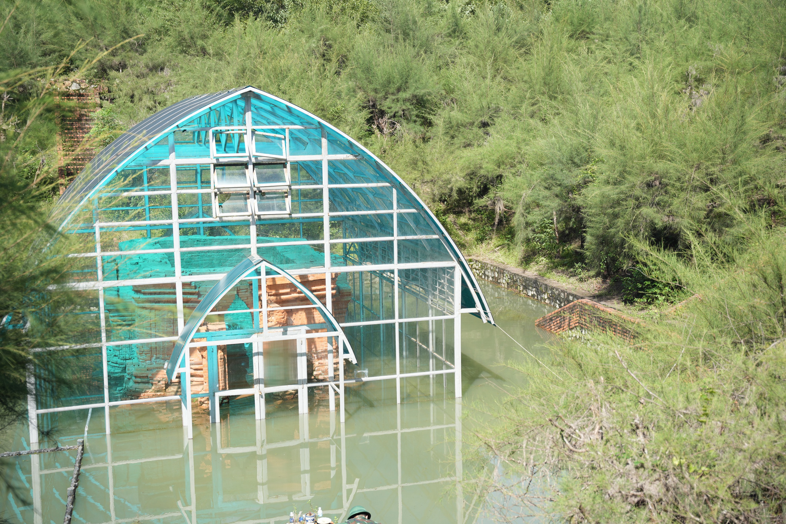 Tháp Chăm nghìn năm tuổi ở Huế vẫn chìm trong nước sau mưa lũ lịch sử- Ảnh 4. Tháp Chăm nghìn năm tuổi ở Huế vẫn chìm trong nước sau mưa lũ lịch sử- Ảnh 4.