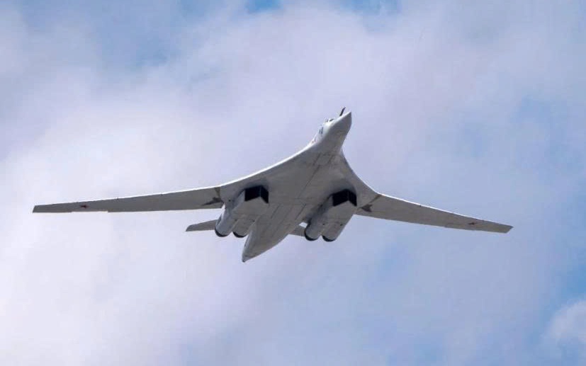 Lính Nga dùng 'áo tàng hình nhiệt' tránh bão UAV Ukraine- Ảnh 2. Vì sao Nga hồi sinh "Thiên nga trắng" Tu-160 từ thời Liên Xô?