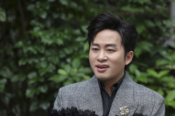 Tùng Dương dụng công với nghệ thuật, nói không với lời đề nghị 'cover' bài hát của AI- Ảnh 3. Tùng Dương dụng công với nghệ thuật, nói không với lời đề nghị 'cover' bài hát của AI- Ảnh 3.