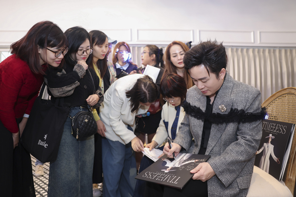 Tùng Dương dụng công với nghệ thuật, nói không với lời đề nghị 'cover' bài hát của AI- Ảnh 4. Tùng Dương dụng công với nghệ thuật, nói không với lời đề nghị 'cover' bài hát của AI- Ảnh 4.