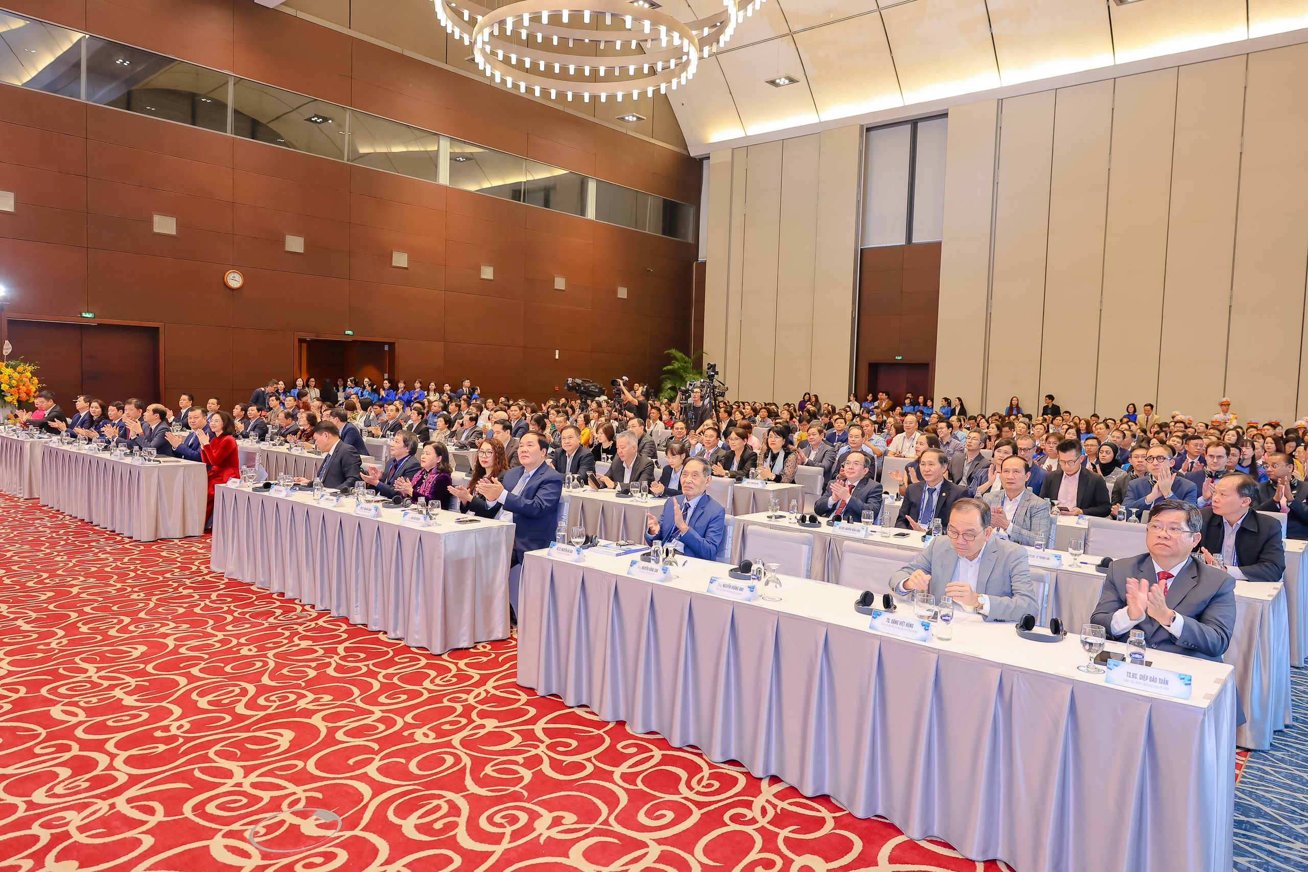 Thứ trưởng Bộ Y tế: Đẩy nhanh đề án xây dựng cơ sở 2, hướng tới mô hình bệnh viện - đào tạo - nghiên cứu chuyên sâu- Ảnh 5. Thứ trưởng Bộ Y tế: Đẩy nhanh đề án xây dựng cơ sở 2, hướng tới mô hình bệnh viện - đào tạo - nghiên cứu chuyên sâu- Ảnh 5.