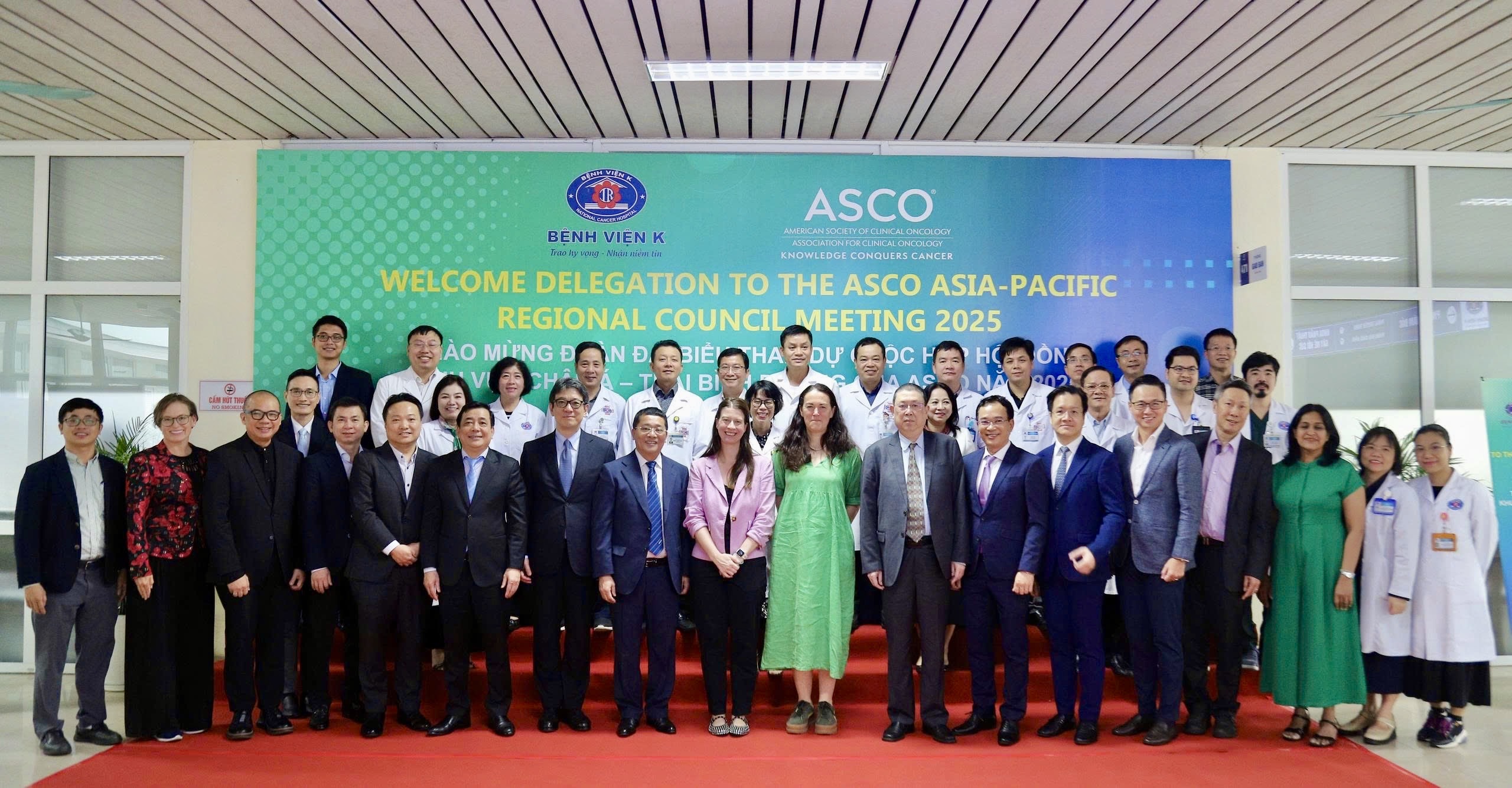 អ្នកជំនាញខាងជំងឺមហារីកលំដាប់អន្តរជាតិជាច្រើននាក់បានប្រមូលផ្តុំគ្នានៅមន្ទីរពេទ្យ K - រូបថត ៤. Nhiều chuyên gia hàng đầu về ung thư quốc tế hội tụ tại Bệnh viện K - Ảnh 4.