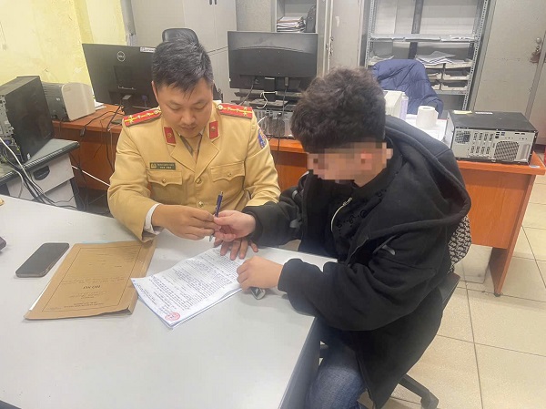 Dán sticker che biển số, thanh niên bị phạt 5 triệu đồng- Ảnh 2. Dán sticker che biển số, thanh niên bị phạt 5 triệu đồng- Ảnh 2.