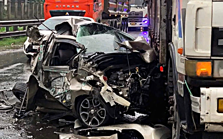 Tai nạn liên hoàn trên Vành đai 3 Hà Nội: 1 xe biến dạng, 2 người bị thương- Ảnh 1.