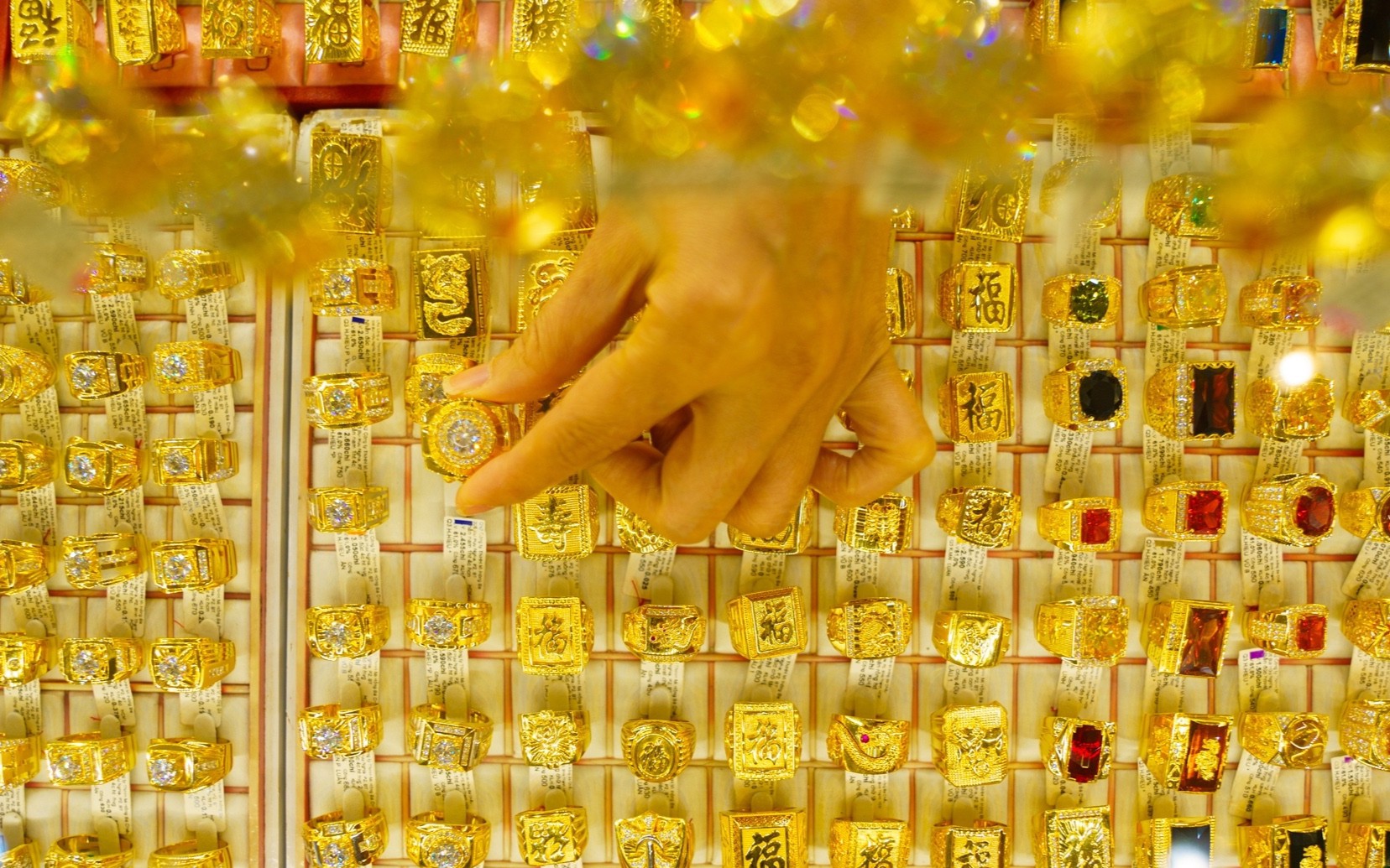 Giá vàng hôm nay ngày 9/11 chốt tuần cực lạ, người mua lỗ đậm- Ảnh 2. Giá vàng hôm nay ngày 8/11 vẫn nằm yên nghe ngóng