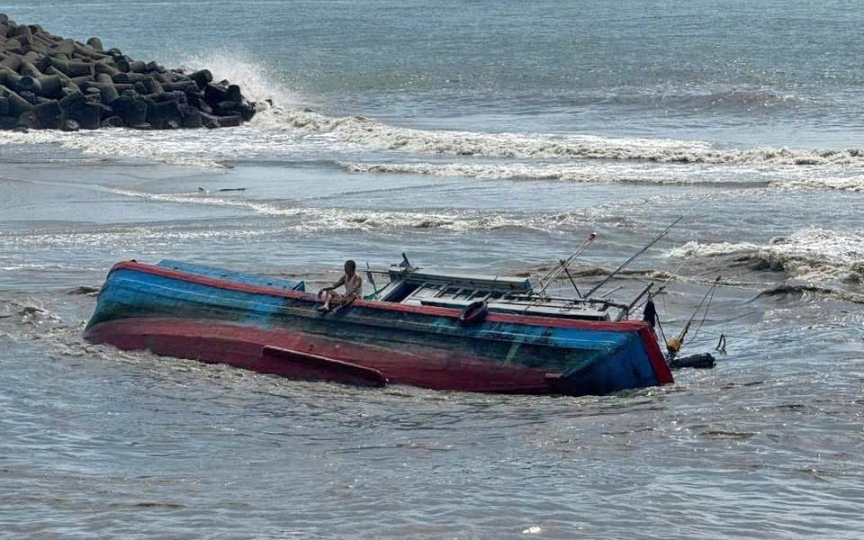 Tàu cá của ngư dân ở Lâm Đồng liên tiếp bị sóng đánh chìm- Ảnh 3.