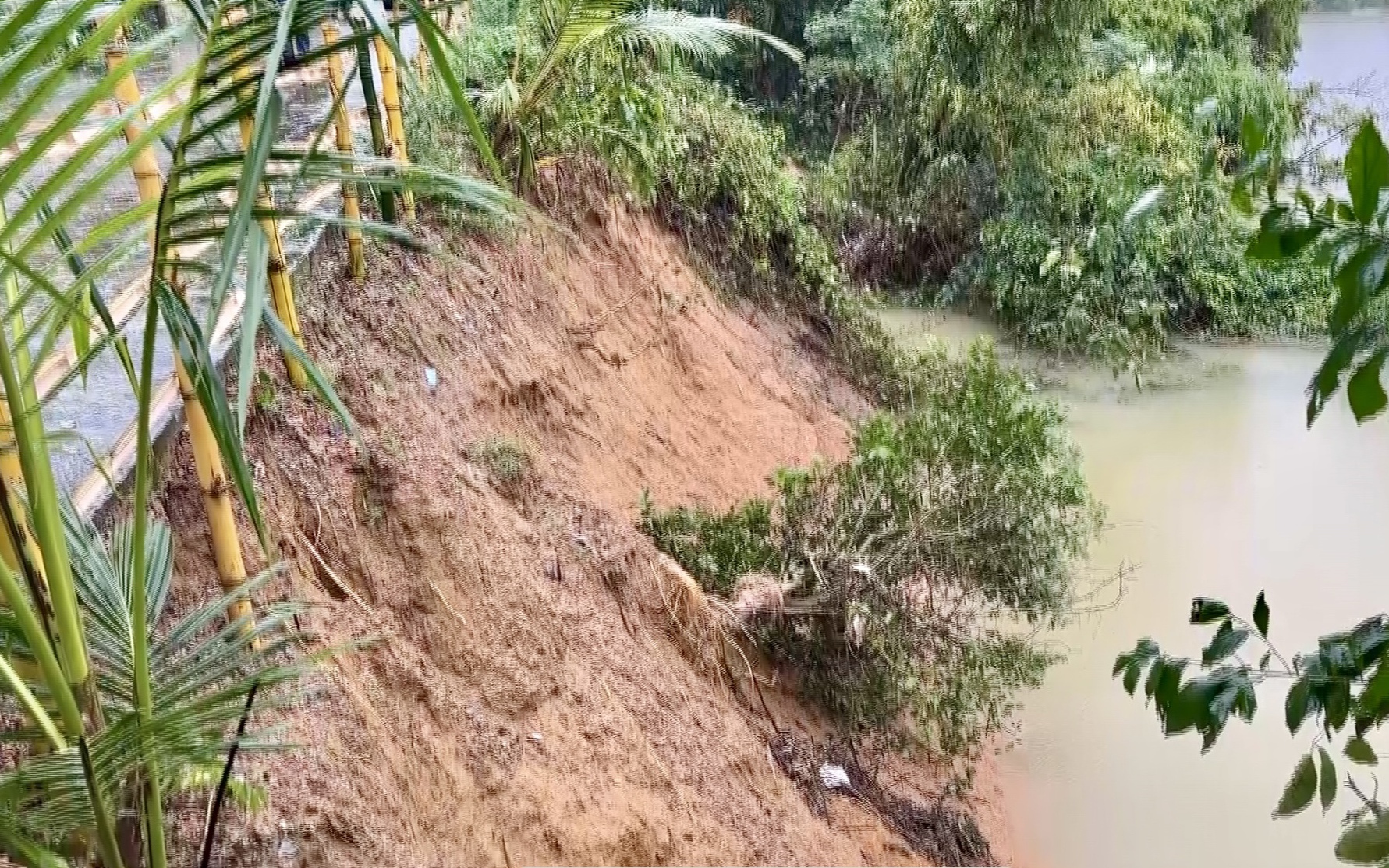 Người dân bất an vì sạt lở, sụt lún sau mưa lũ