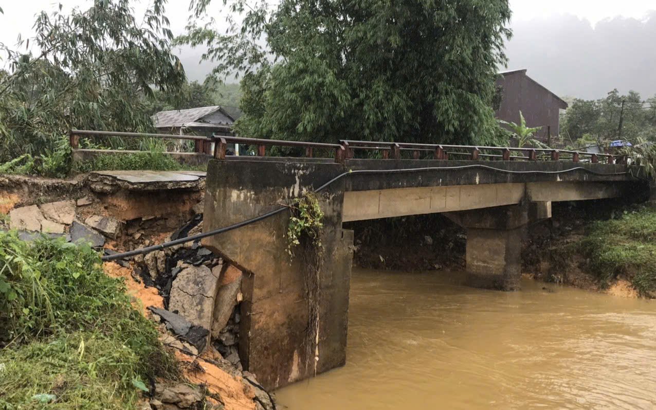 Mưa lũ làm sập mố cầu, công an xã hỗ trợ học sinh đến trường- Ảnh 1. Mưa lũ làm sập mố cầu, công an xã hỗ trợ học sinh đến trường- Ảnh 1.