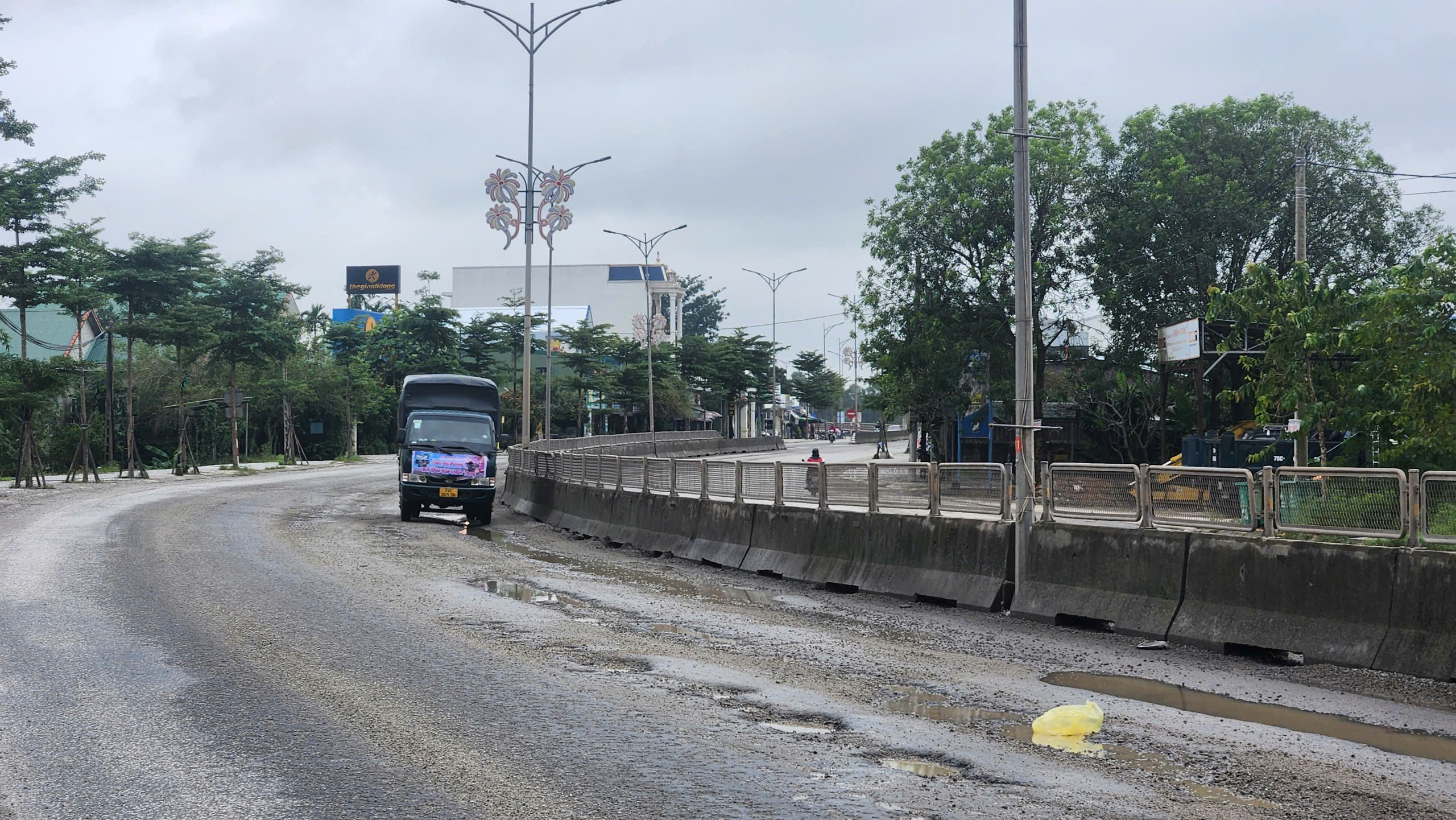 'Ổ gà, ổ voi' chi chít trên Quốc lộ 1 qua TP Huế sau mưa lũ - Ảnh 1. 'Ổ gà, ổ voi' chi chít trên Quốc lộ 1 qua TP Huế sau mưa lũ - Ảnh 1.