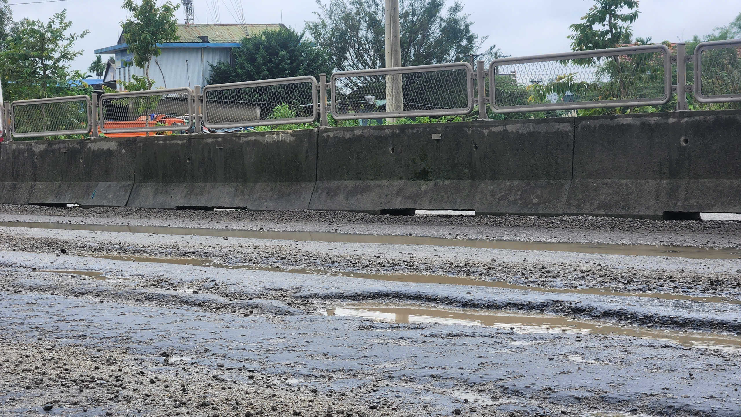'Ổ gà, ổ voi' chi chít trên Quốc lộ 1 qua TP Huế sau mưa lũ - Ảnh 2. 'Ổ gà, ổ voi' chi chít trên Quốc lộ 1 qua TP Huế sau mưa lũ - Ảnh 2.