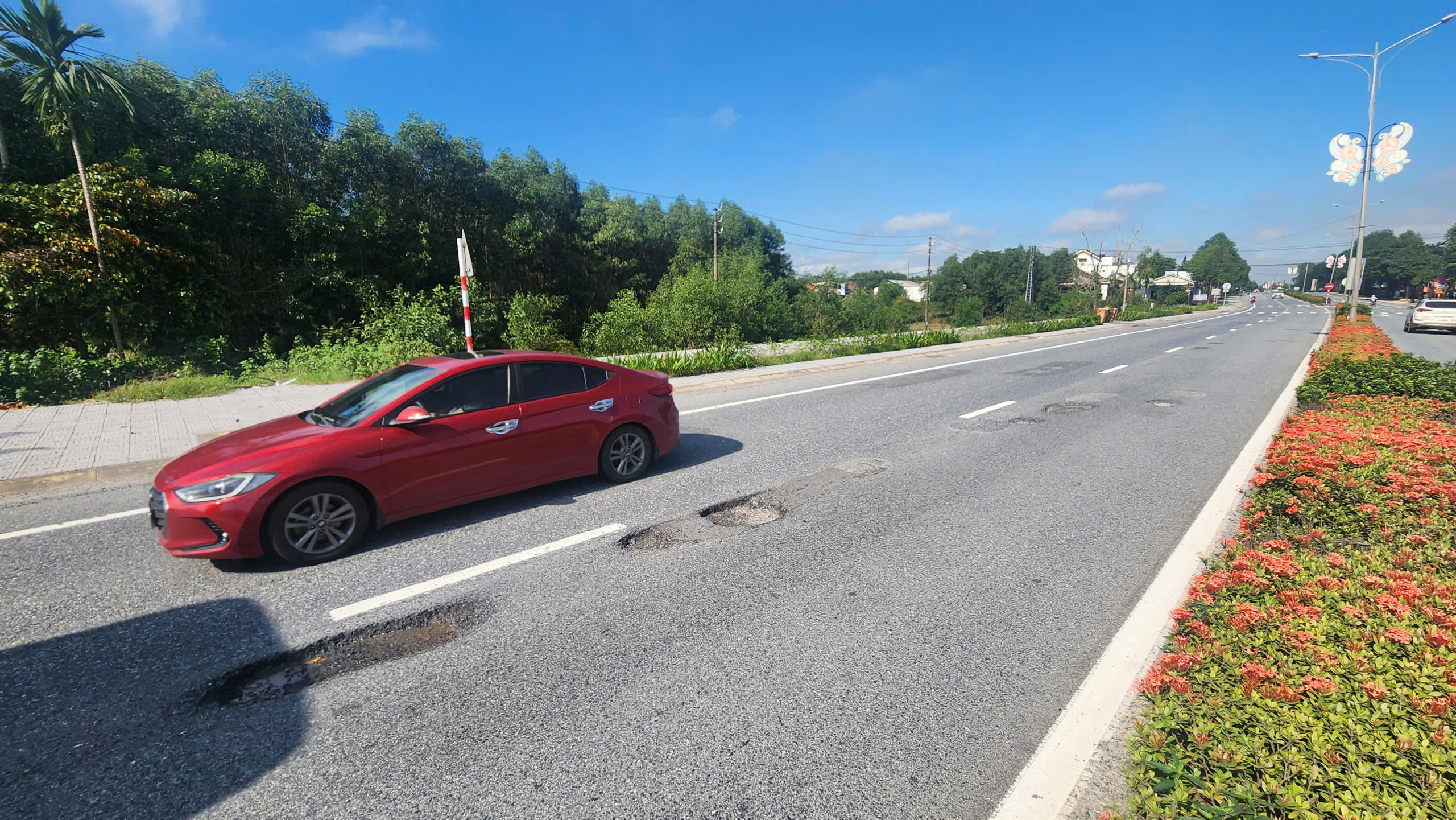 'Ổ gà, ổ voi' chi chít trên Quốc lộ 1 qua TP Huế sau mưa lũ - Ảnh 3. 'Ổ gà, ổ voi' chi chít trên Quốc lộ 1 qua TP Huế sau mưa lũ - Ảnh 3.