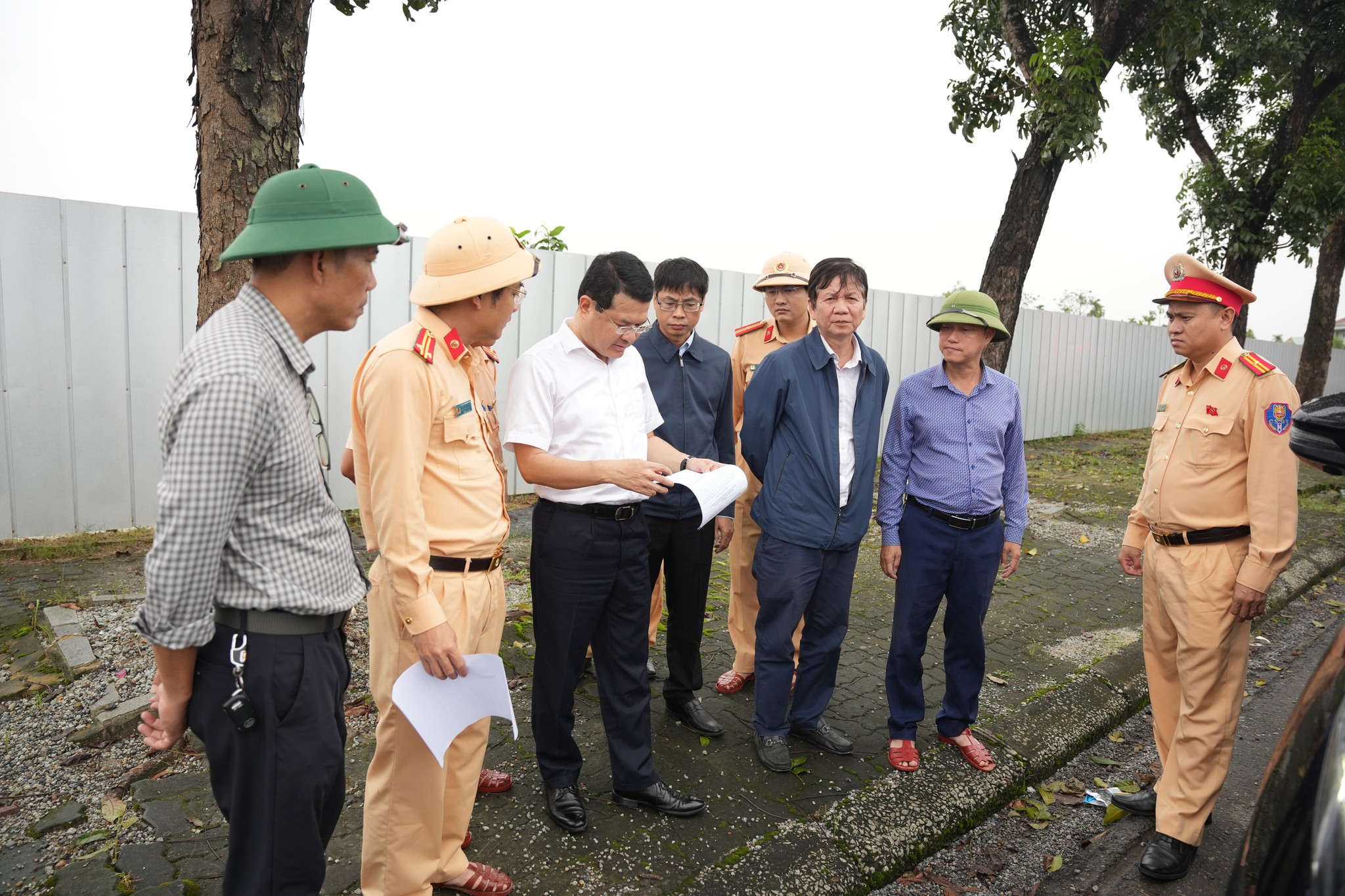 'Ổ gà, ổ voi' chi chít trên Quốc lộ 1 qua TP Huế sau mưa lũ - Ảnh 4. 'Ổ gà, ổ voi' chi chít trên Quốc lộ 1 qua TP Huế sau mưa lũ - Ảnh 4.