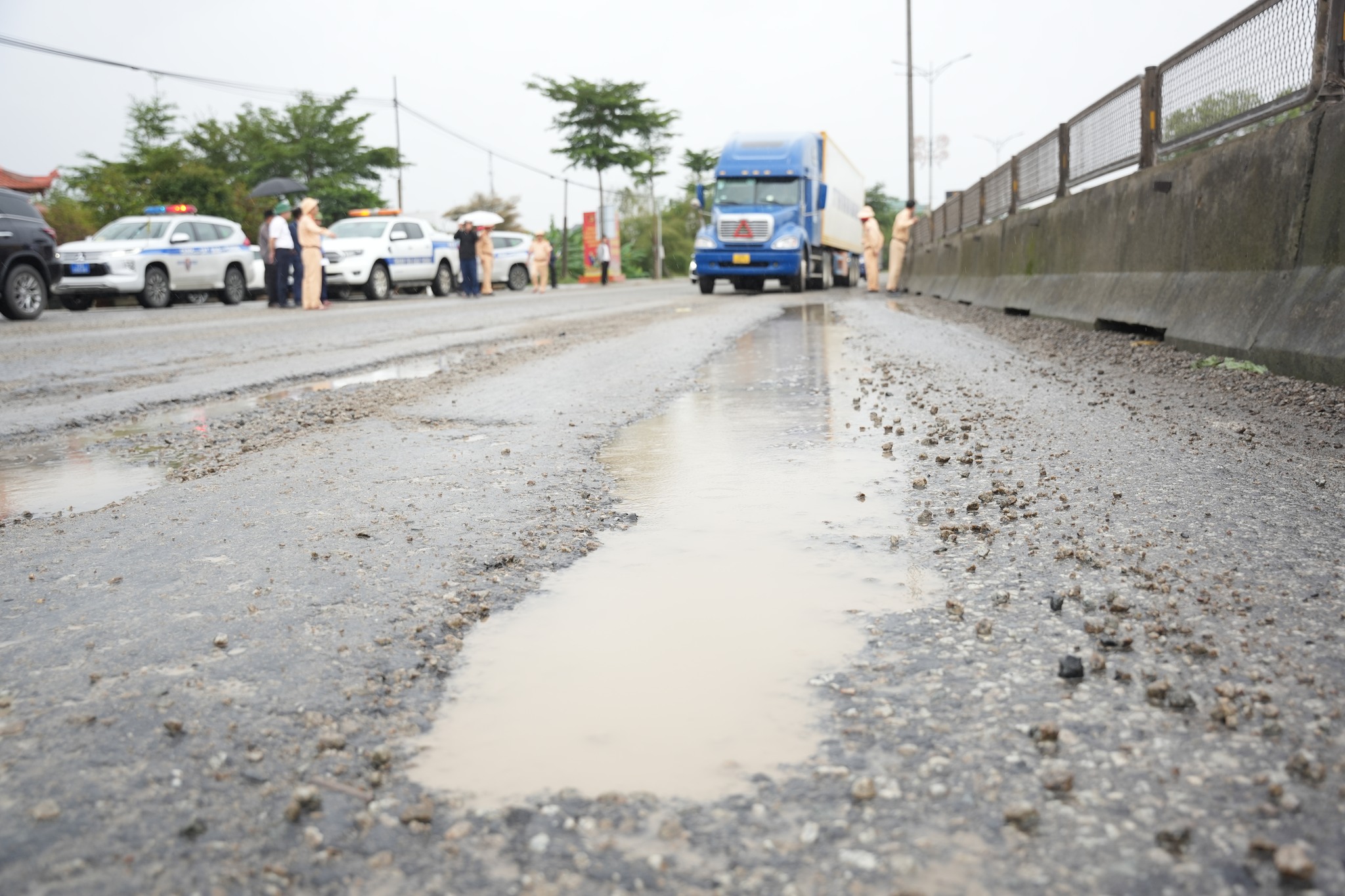'Ổ gà, ổ voi' chi chít trên Quốc lộ 1 qua TP Huế sau mưa lũ - Ảnh 5. 'Ổ gà, ổ voi' chi chít trên Quốc lộ 1 qua TP Huế sau mưa lũ - Ảnh 5.
