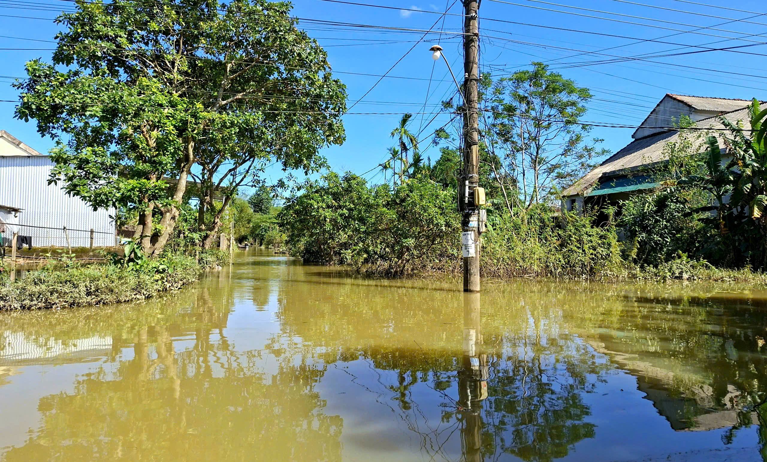 Nước bủa vây, người dân 'rốn lũ' ở Huế đi lại bằng ghe thuyền hơn 15 ngày- Ảnh 10. Nước bủa vây, người dân 'rốn lũ' ở Huế đi lại bằng ghe thuyền hơn 15 ngày- Ảnh 10.