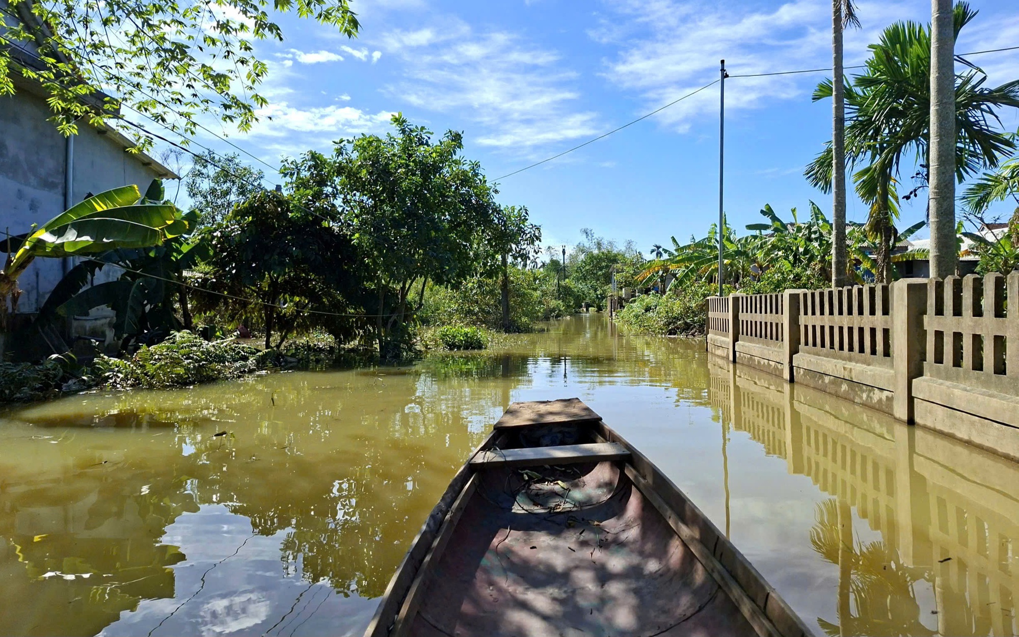 'Ổ gà, ổ voi' chi chít trên Quốc lộ 1 qua TP Huế sau mưa lũ - Ảnh 6. Nước bủa vây, người dân "rốn lũ" ở Huế đi lại bằng ghe thuyền hơn 15 ngày