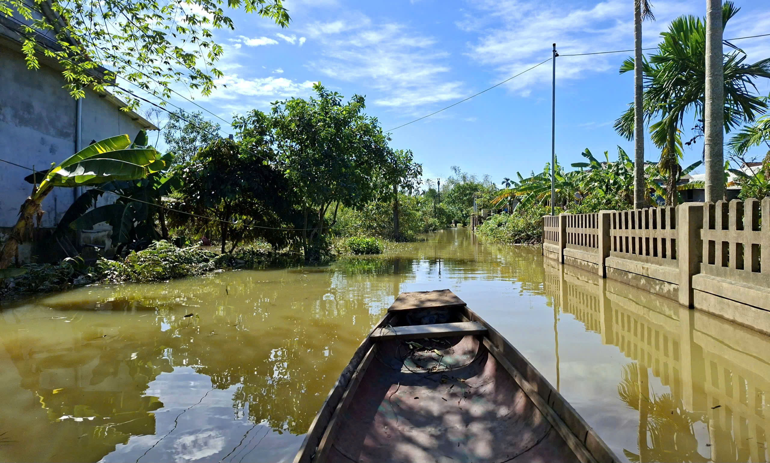 Nước bủa vây, người dân 'rốn lũ' ở Huế đi lại bằng ghe thuyền hơn 15 ngày- Ảnh 1. Nước bủa vây, người dân 'rốn lũ' ở Huế đi lại bằng ghe thuyền hơn 15 ngày- Ảnh 1.