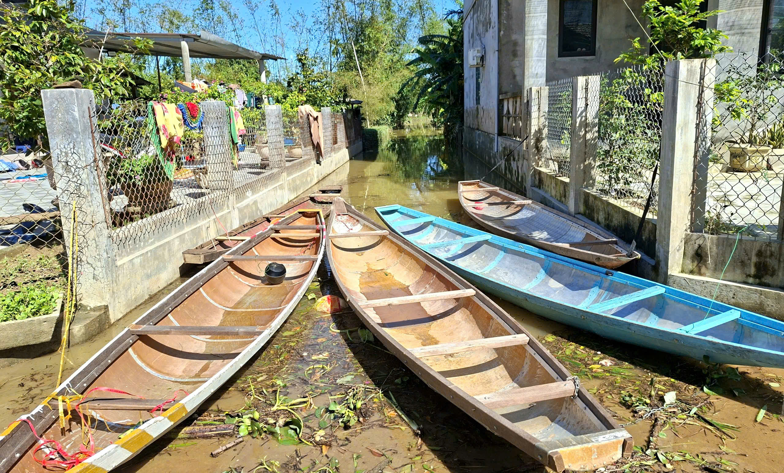 Nước bủa vây, người dân 'rốn lũ' ở Huế đi lại bằng ghe thuyền hơn 15 ngày- Ảnh 7. Nước bủa vây, người dân 'rốn lũ' ở Huế đi lại bằng ghe thuyền hơn 15 ngày- Ảnh 7.