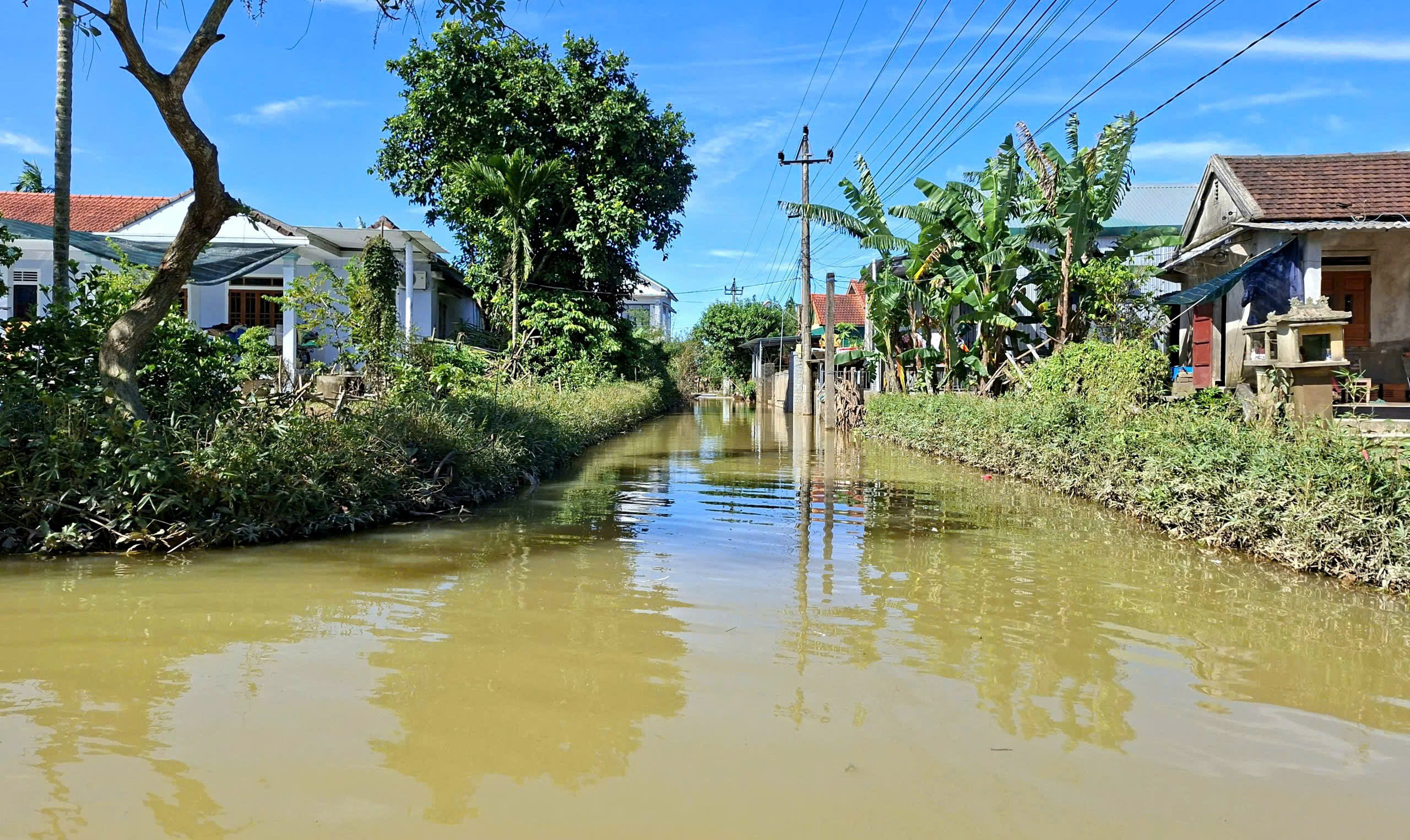 Nước bủa vây, người dân 'rốn lũ' ở Huế đi lại bằng ghe thuyền hơn 15 ngày- Ảnh 3. Nước bủa vây, người dân 'rốn lũ' ở Huế đi lại bằng ghe thuyền hơn 15 ngày- Ảnh 3.