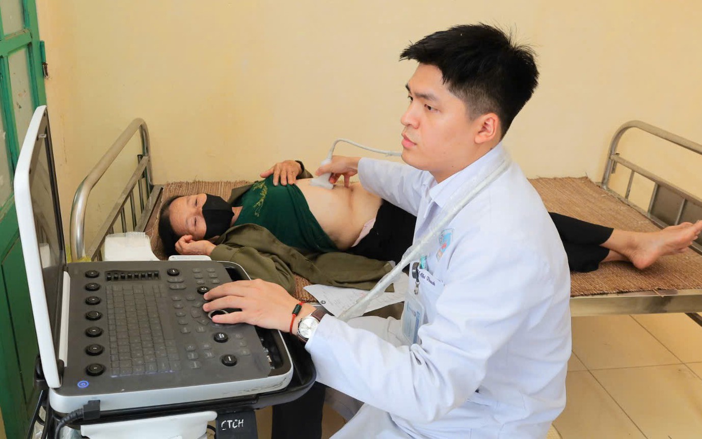 Vượt nắng mưa, bác sĩ khám miễn phí cho hơn 2.000 người vùng thiên tai- Ảnh 7. Bác sĩ dùng AI sàng lọc miễn phí bệnh thận mạn và tim mạch cho 1.000 người dân Ninh Bình