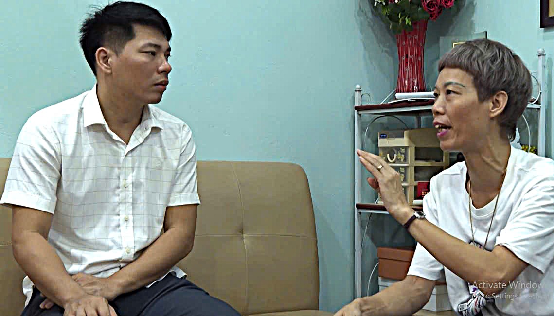 Phan Van Dung úr Nguyen Thuy Hang asszonnyal (a Last Sunshine Club vezetőjével) megbeszélést folytatott a klubtagok HIV-megelőzésével kapcsolatos kommunikációs tervéről. Anh Phan Văn Dũng trao đổi với chị Nguyễn Thúy Hằng (Chủ nhiệm Câu lạc bộ Nắng Cuối Trời) về kế hoạch truyền thông phòng, chống HIV cho các thành viên câu lạc bộ.