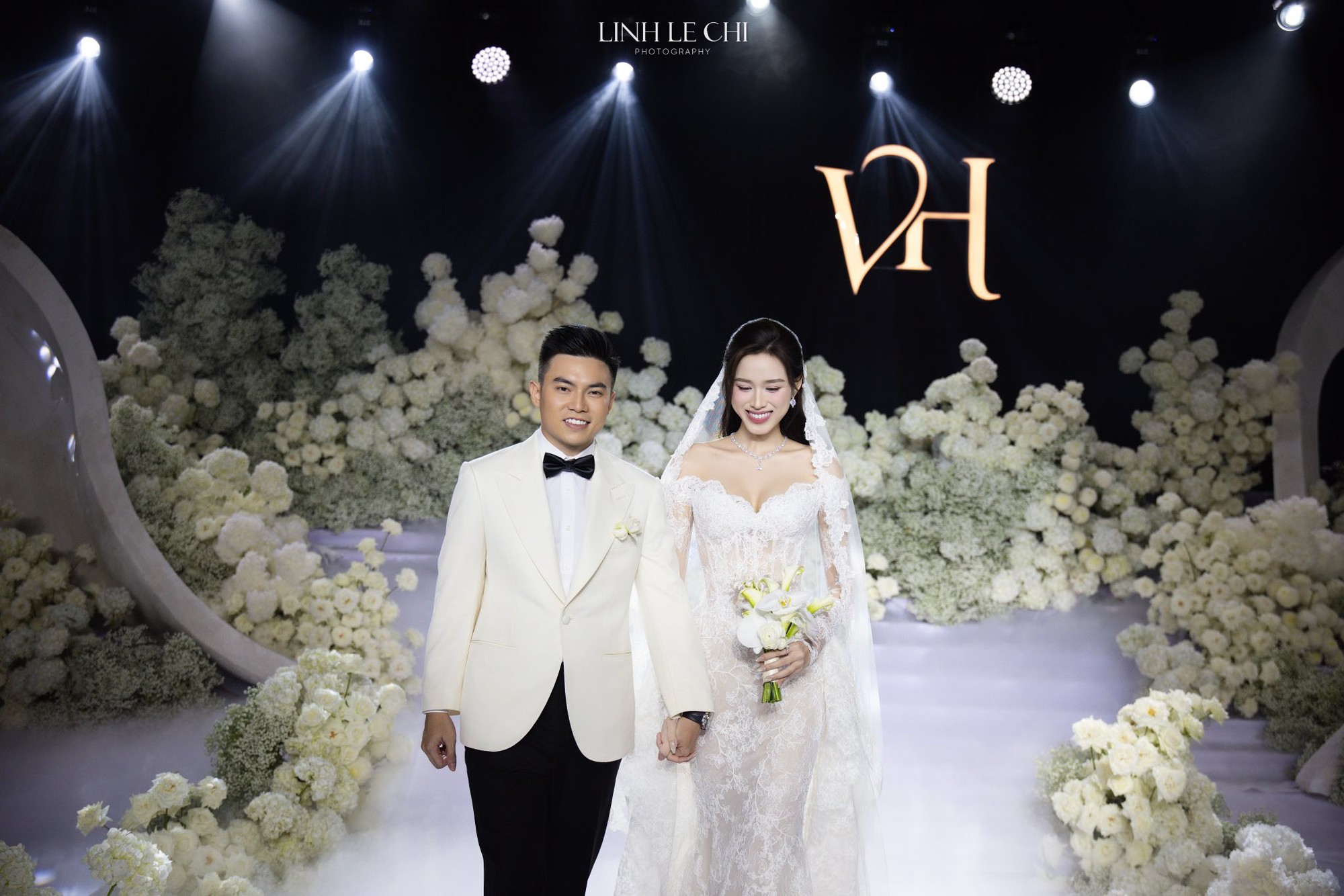 Bố mẹ chồng Hoa hậu Đỗ Thị Hà gây chú ý tại tiệc cưới hoành tráng của con- Ảnh 3. Bố mẹ chồng Hoa hậu Đỗ Thị Hà gây chú ý tại tiệc cưới hoành tráng của con- Ảnh 3.