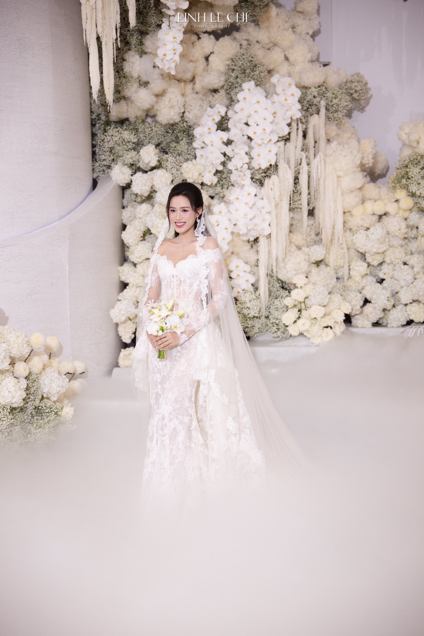 Bố mẹ chồng Hoa hậu Đỗ Thị Hà gây chú ý tại tiệc cưới hoành tráng của con- Ảnh 11. Bố mẹ chồng Hoa hậu Đỗ Thị Hà gây chú ý tại tiệc cưới hoành tráng của con- Ảnh 11.