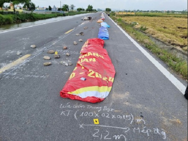 Người phụ nữ dùng khối bê tông chắn đường phơi thóc, gây tai nạn chết người- Ảnh 1. Người phụ nữ dùng khối bê tông chắn đường phơi thóc, gây tai nạn chết người- Ảnh 1.