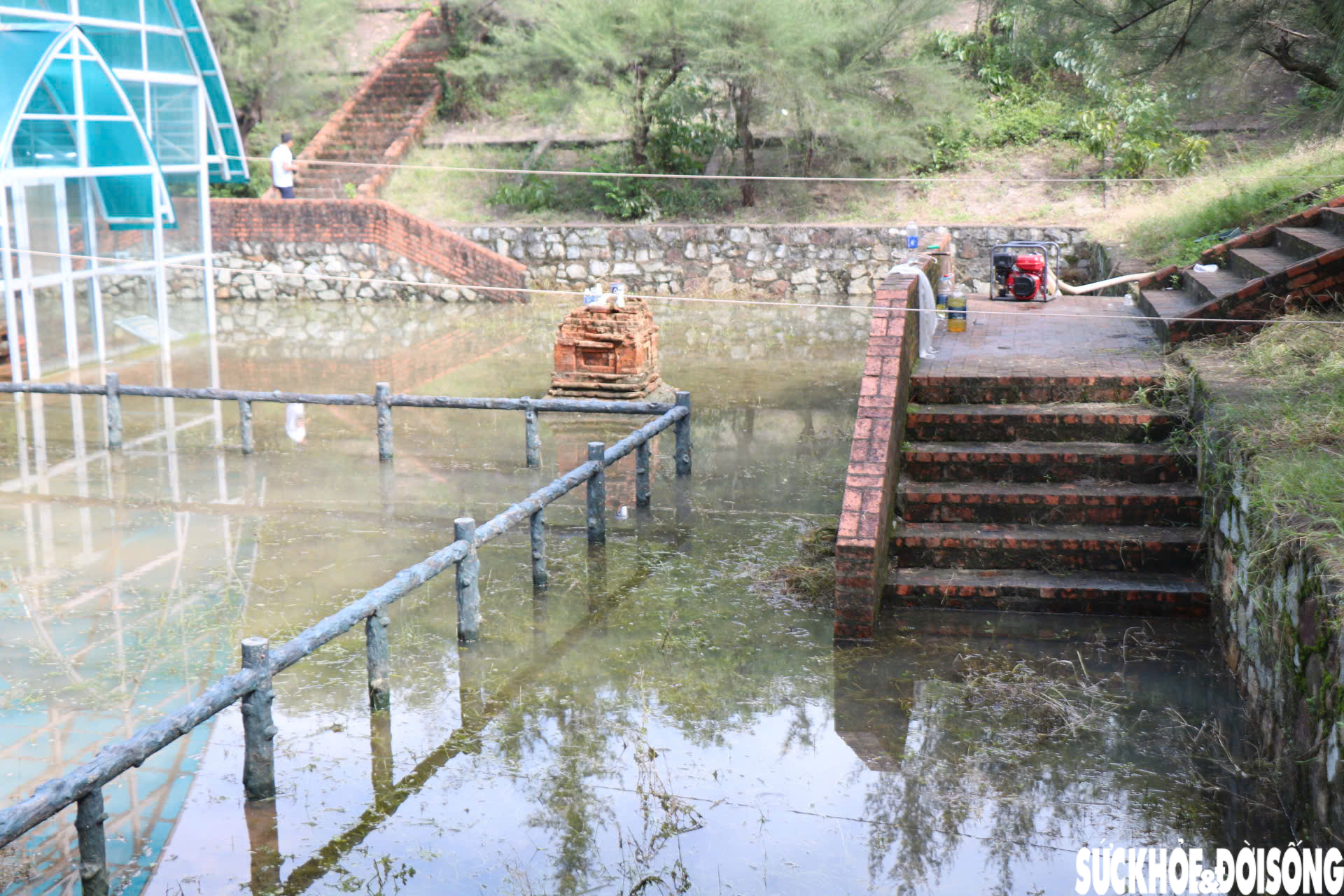 Hình ảnh mới nhất về Tháp Chăm nghìn năm tuổi ở Huế sau nhiều ngày bị ngâm trong nước- Ảnh 6. Hình ảnh mới nhất về Tháp Chăm nghìn năm tuổi ở Huế sau nhiều ngày bị ngâm trong nước- Ảnh 6.