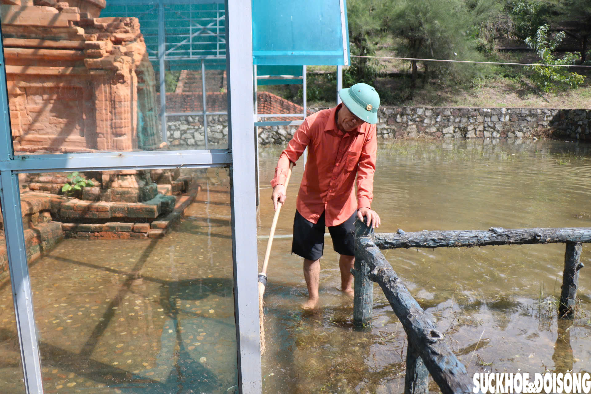 Hình ảnh mới nhất về Tháp Chăm nghìn năm tuổi ở Huế sau nhiều ngày bị ngâm trong nước- Ảnh 9. Hình ảnh mới nhất về Tháp Chăm nghìn năm tuổi ở Huế sau nhiều ngày bị ngâm trong nước- Ảnh 9.