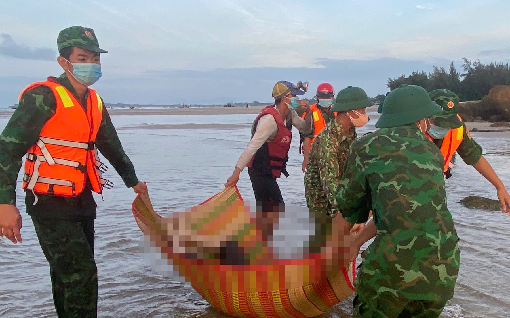 Giải cứu 2 du khách nước ngoài bị sóng cuốn vào hốc đá khi tắm biển- Ảnh 3.