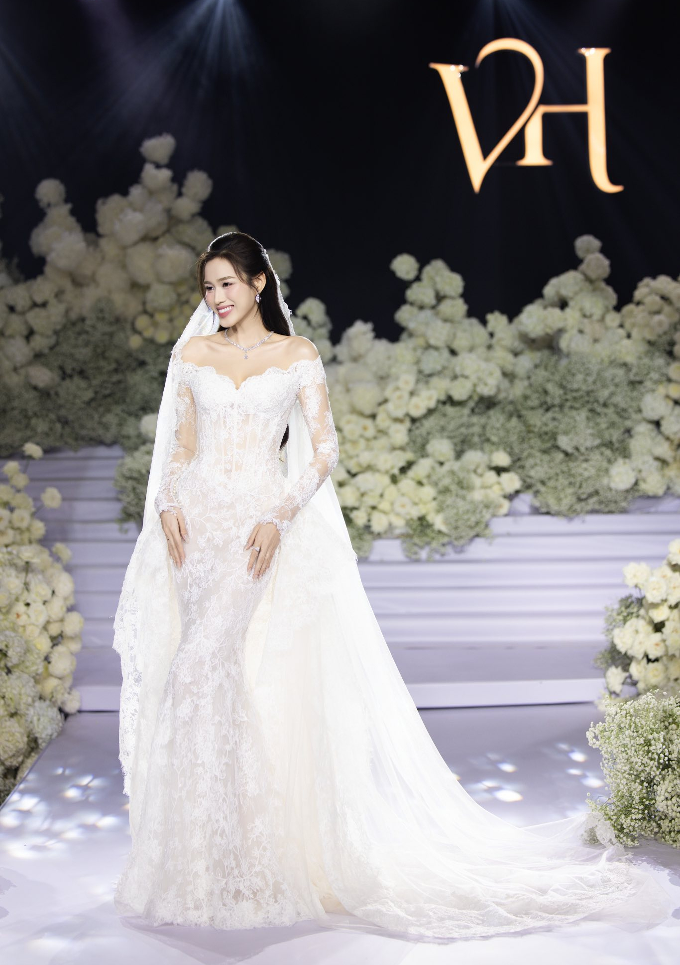 Bố mẹ chồng Hoa hậu Đỗ Thị Hà gây chú ý tại tiệc cưới hoành tráng của con- Ảnh 1. Bố mẹ chồng Hoa hậu Đỗ Thị Hà gây chú ý tại tiệc cưới hoành tráng của con- Ảnh 1.