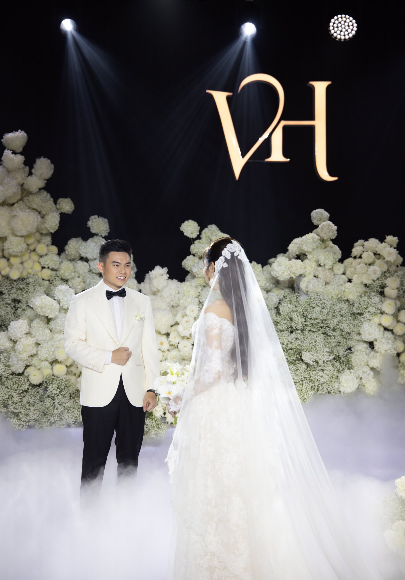 Bố mẹ chồng Hoa hậu Đỗ Thị Hà gây chú ý tại tiệc cưới hoành tráng của con- Ảnh 2. Bố mẹ chồng Hoa hậu Đỗ Thị Hà gây chú ý tại tiệc cưới hoành tráng của con- Ảnh 2.