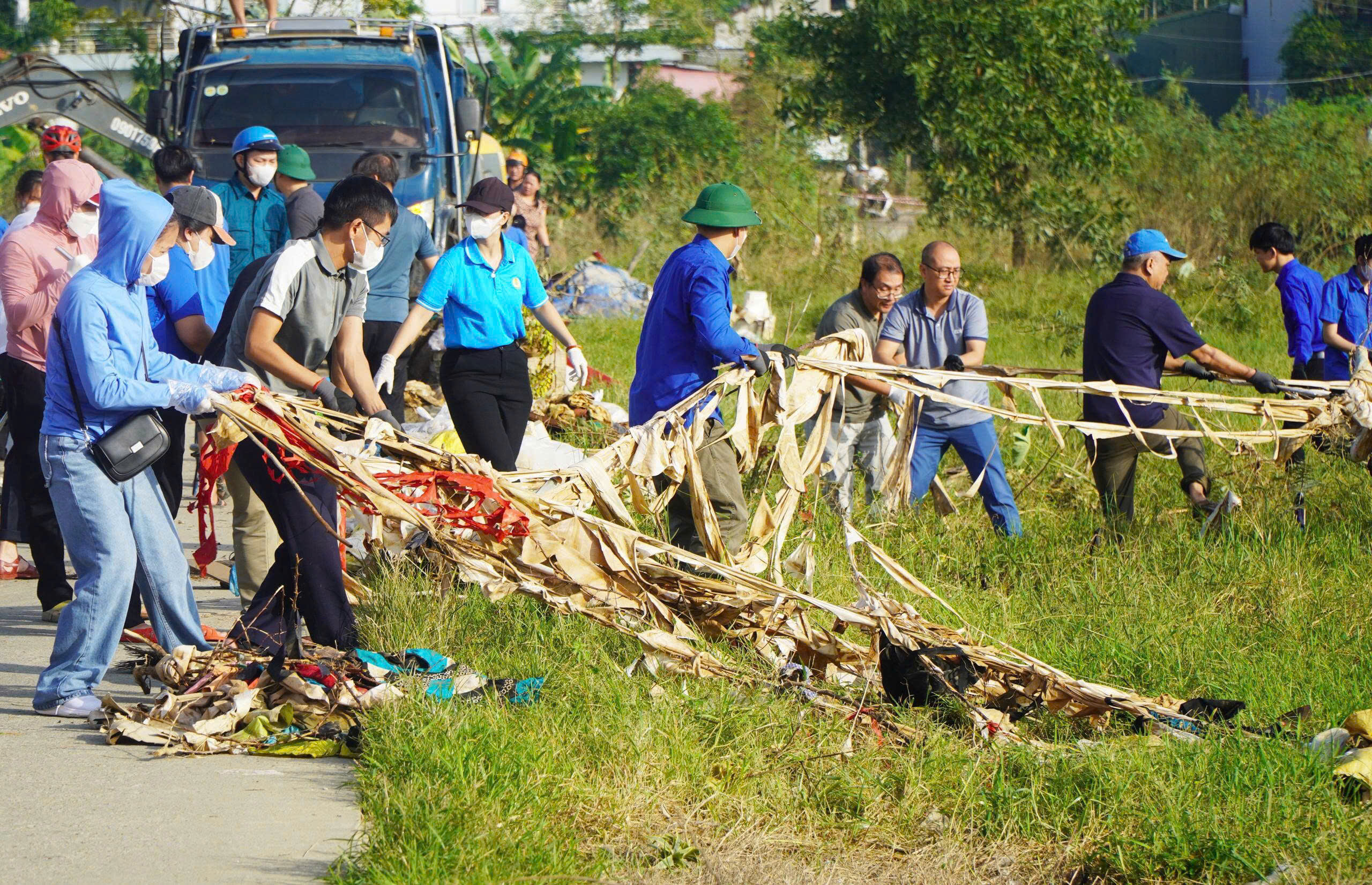 Huế ra quân tổng vệ sinh môi trường khắc phục hậu quả sau lũ lịch sử- Ảnh 2. Huế ra quân tổng vệ sinh môi trường khắc phục hậu quả sau lũ lịch sử- Ảnh 2.
