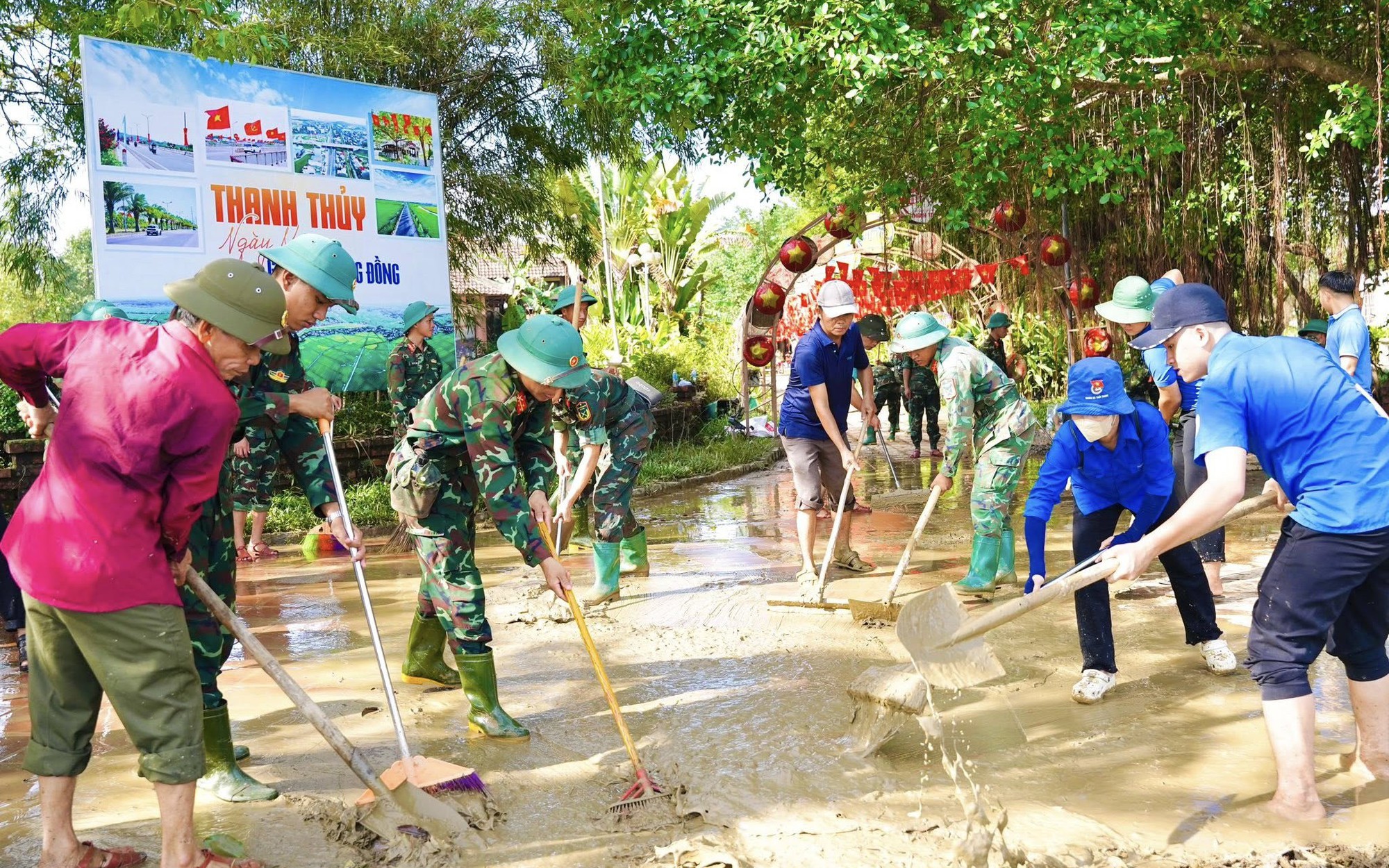 Huế ra quân tổng vệ sinh môi trường khắc phục hậu quả sau lũ lịch sử