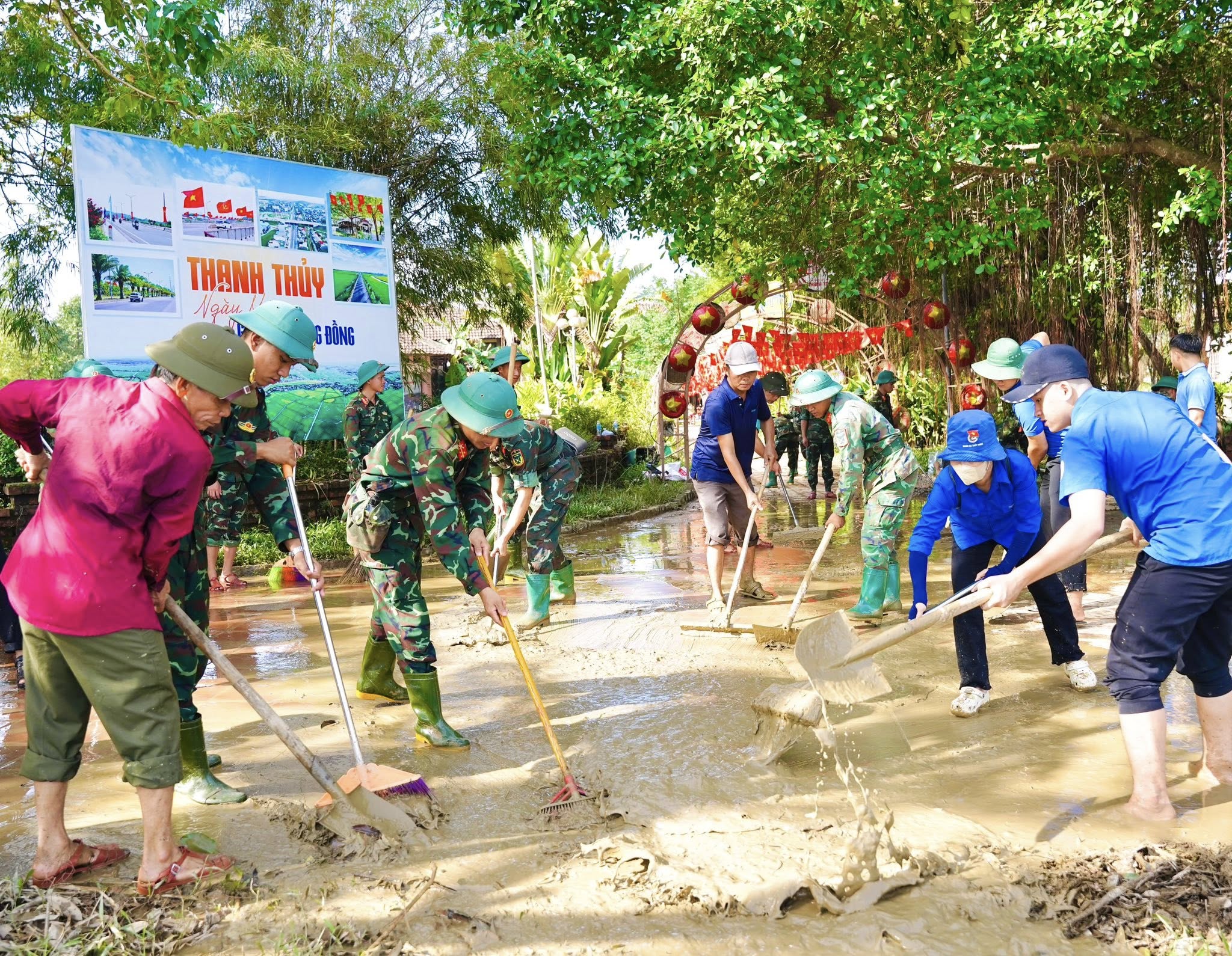 Huế ra quân tổng vệ sinh môi trường khắc phục hậu quả sau lũ lịch sử- Ảnh 3. Huế ra quân tổng vệ sinh môi trường khắc phục hậu quả sau lũ lịch sử- Ảnh 3.