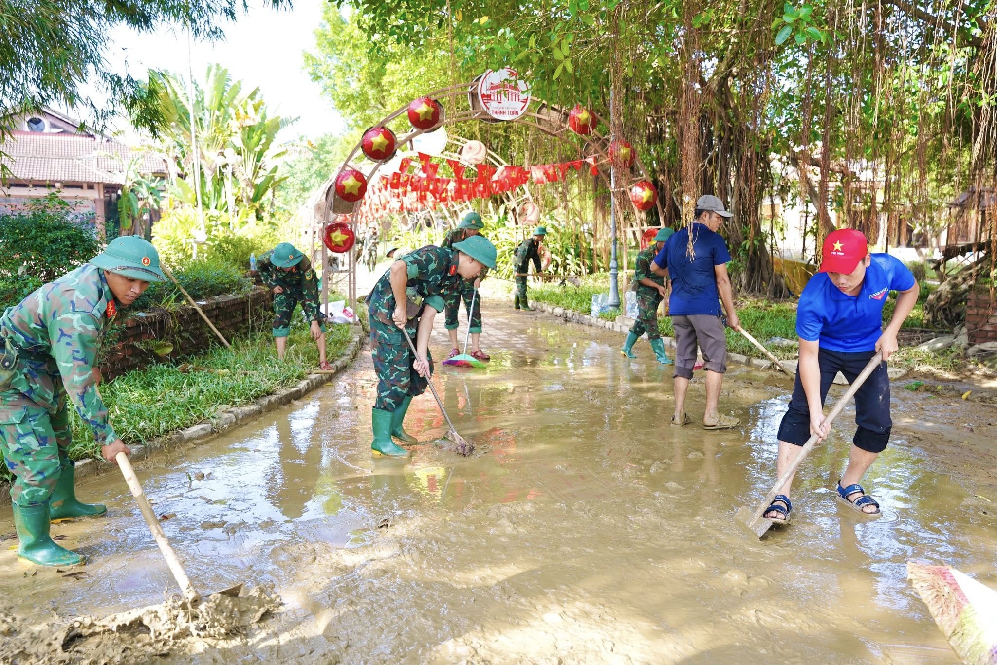 Huế ra quân tổng vệ sinh môi trường khắc phục hậu quả sau lũ lịch sử- Ảnh 4. Huế ra quân tổng vệ sinh môi trường khắc phục hậu quả sau lũ lịch sử- Ảnh 4.