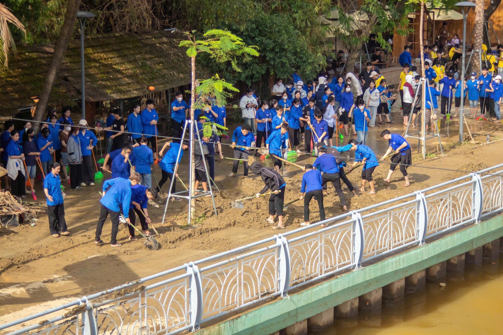 Huế ra quân tổng vệ sinh môi trường khắc phục hậu quả sau lũ lịch sử- Ảnh 1. Huế ra quân tổng vệ sinh môi trường khắc phục hậu quả sau lũ lịch sử- Ảnh 1.
