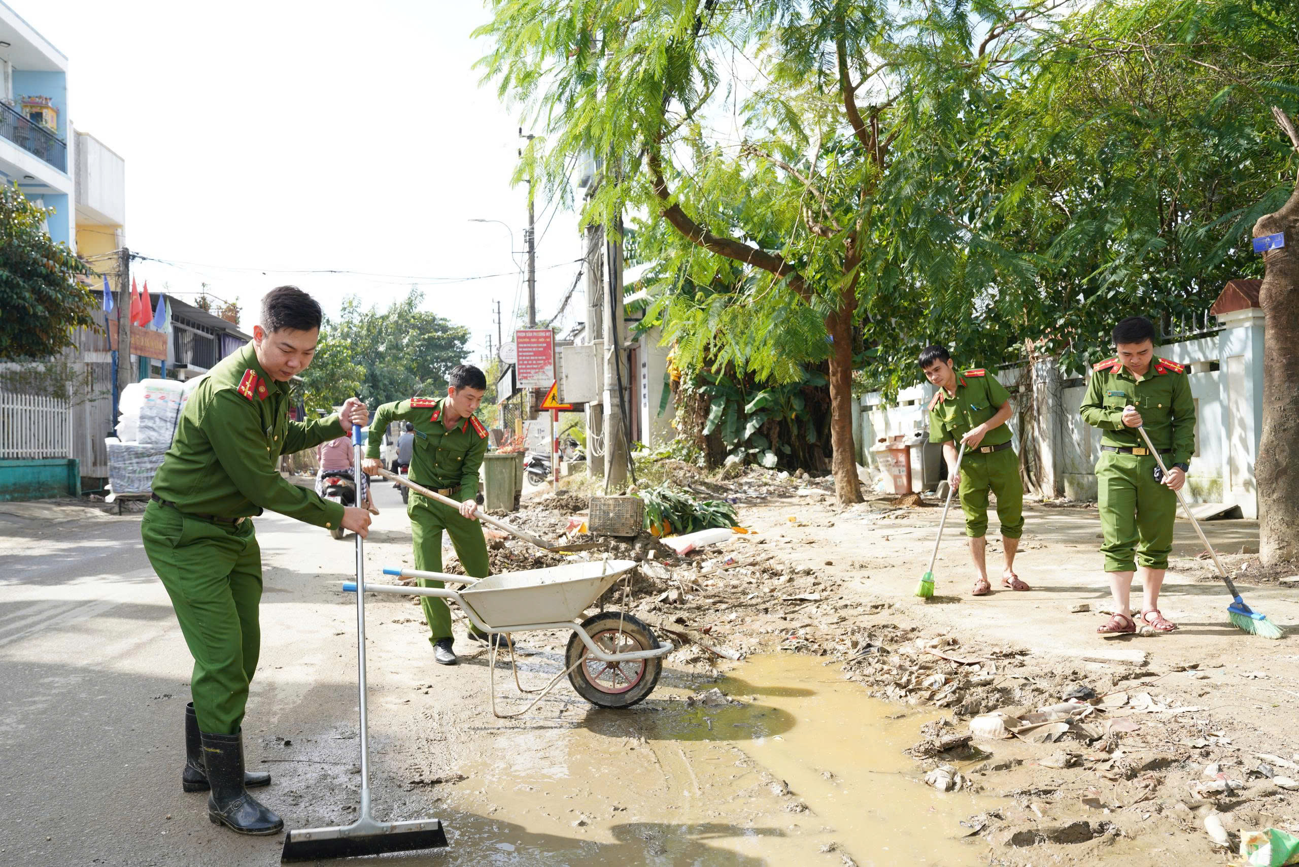 Huế ra quân tổng vệ sinh môi trường khắc phục hậu quả sau lũ lịch sử- Ảnh 10. Huế ra quân tổng vệ sinh môi trường khắc phục hậu quả sau lũ lịch sử- Ảnh 10.