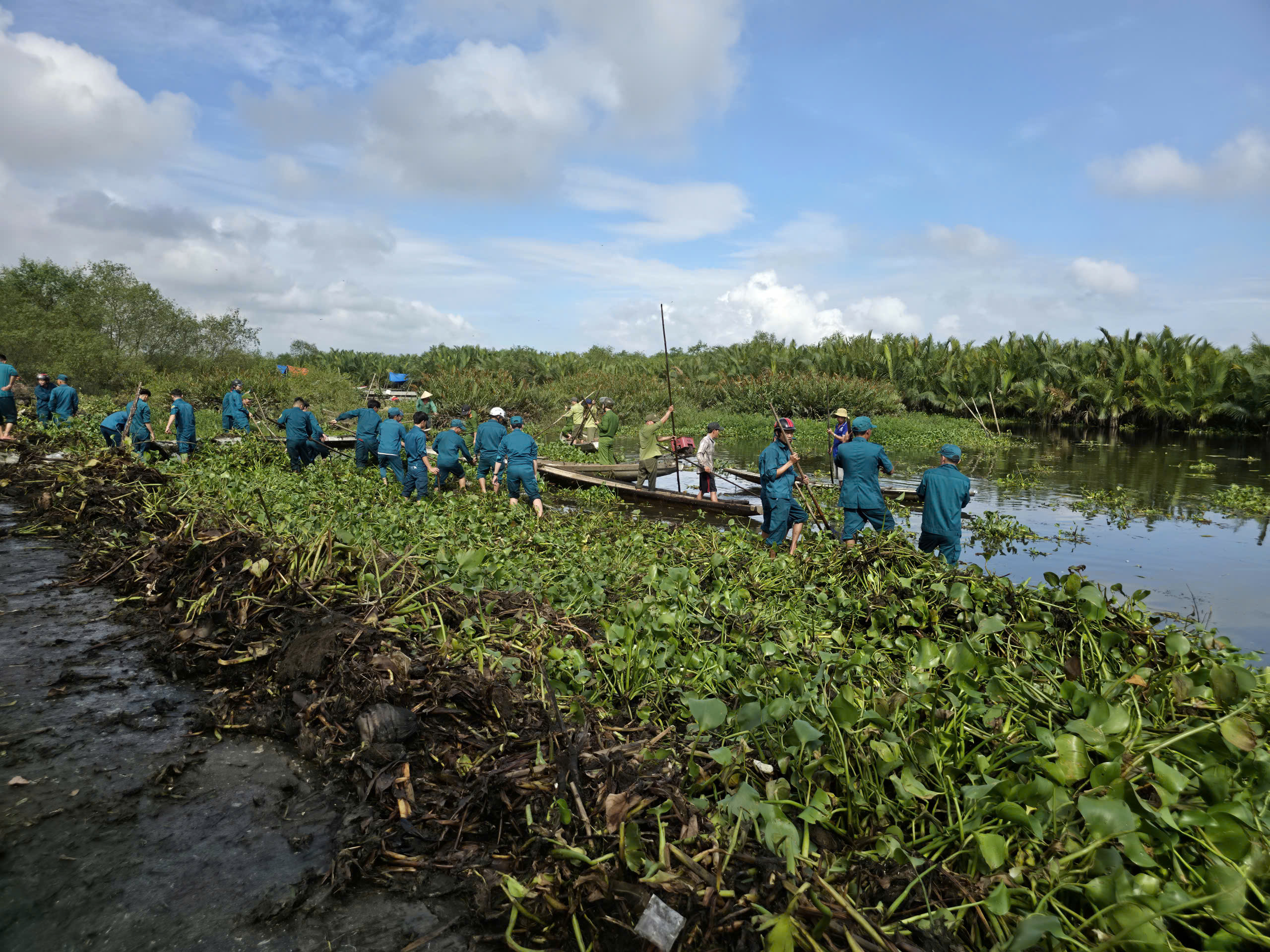 Huế ra quân tổng vệ sinh môi trường khắc phục hậu quả sau lũ lịch sử- Ảnh 8. Huế ra quân tổng vệ sinh môi trường khắc phục hậu quả sau lũ lịch sử- Ảnh 8.