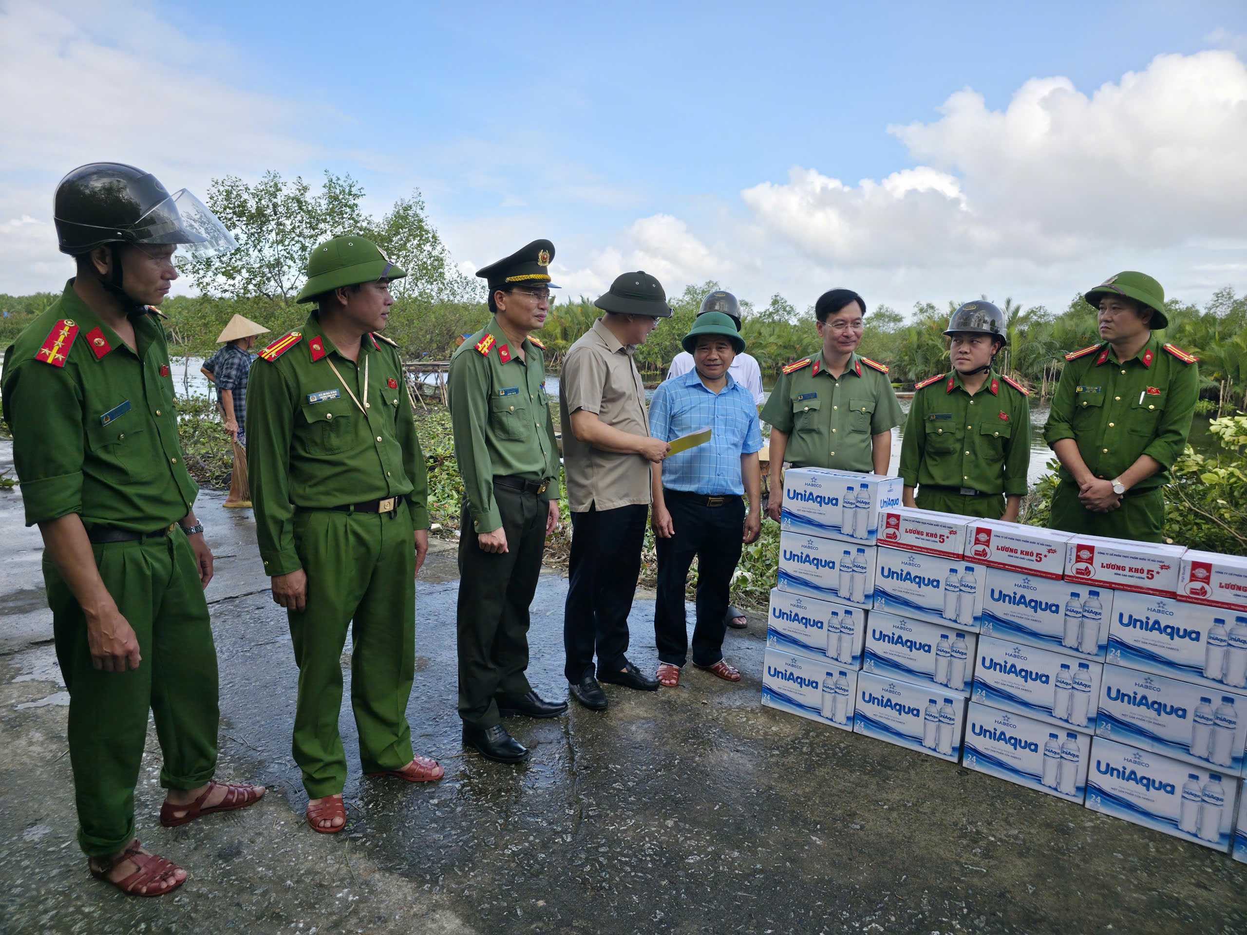 Huế ra quân tổng vệ sinh môi trường khắc phục hậu quả sau lũ lịch sử- Ảnh 9. Huế ra quân tổng vệ sinh môi trường khắc phục hậu quả sau lũ lịch sử- Ảnh 9.