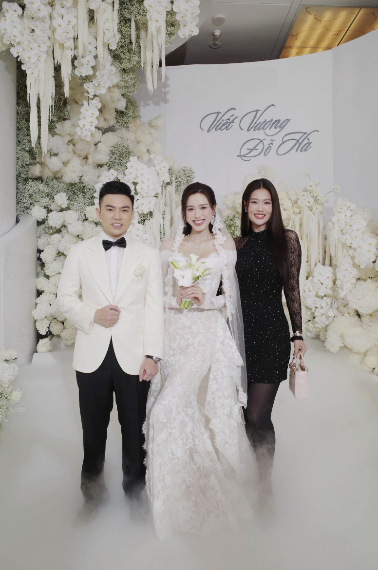 Bố mẹ chồng Hoa hậu Đỗ Thị Hà gây chú ý tại tiệc cưới hoành tráng của con- Ảnh 8. Bố mẹ chồng Hoa hậu Đỗ Thị Hà gây chú ý tại tiệc cưới hoành tráng của con- Ảnh 8.