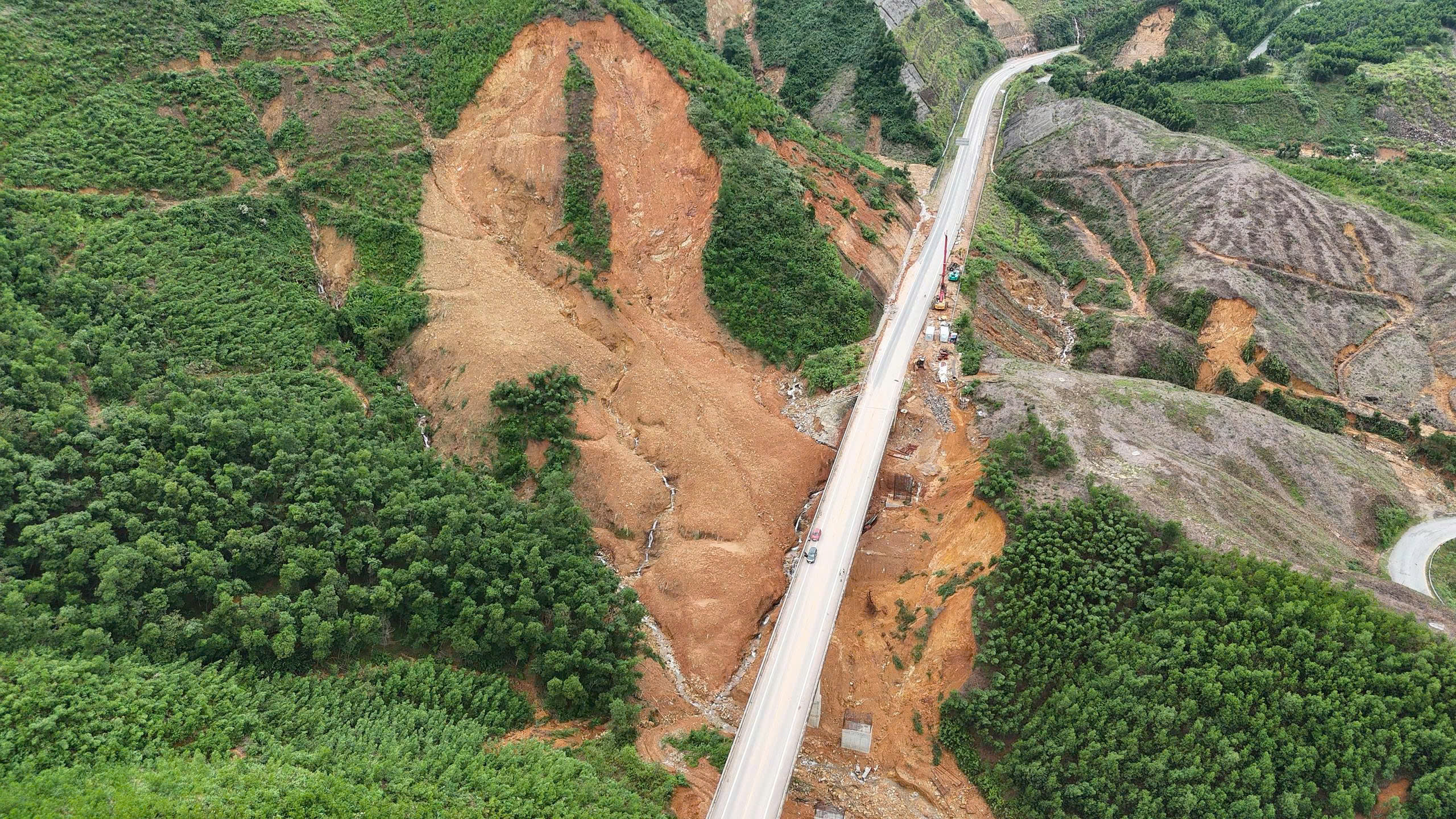 Tổ chức giao thông tạm thời trên cao tốc La Sơn - Hòa Liên do nguy cơ sạt lở- Ảnh 1. Tổ chức giao thông tạm thời trên cao tốc La Sơn - Hòa Liên do nguy cơ sạt lở- Ảnh 1.