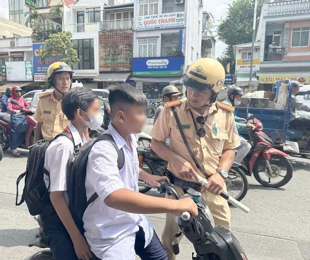 TPHCM yêu cầu trường học không giữ xe máy điện, xe mô tô của học sinh chưa đủ tuổi- Ảnh 1. TPHCM yêu cầu trường học không giữ xe máy điện, xe mô tô của học sinh chưa đủ tuổi- Ảnh 1.