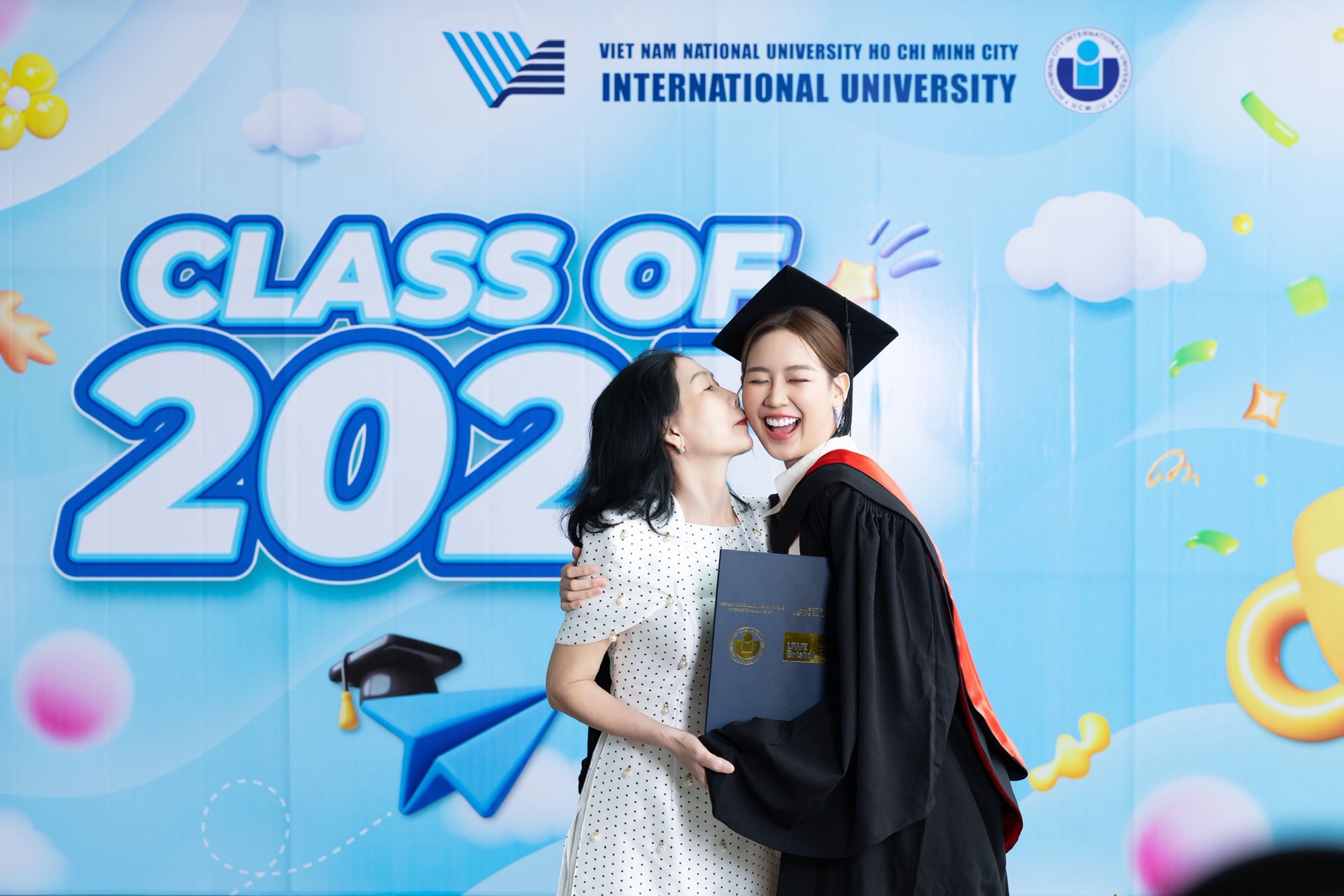 Mẹ đẻ Hoa hậu Bảo Ngọc gây chú ý trong ngày đặc biệt của con gái- Ảnh 7.