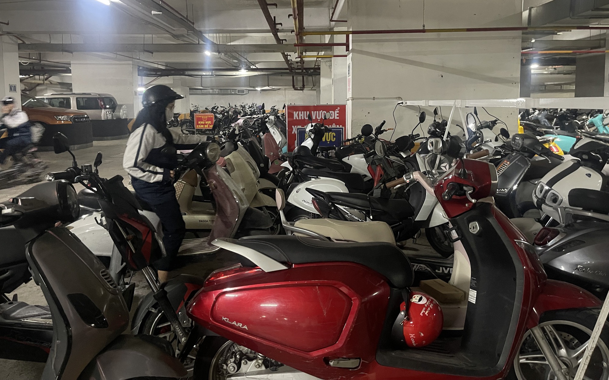 Phường chỉ đạo 'nóng' vụ chung cư 'vạn dân' ở Hà Nội thông báo ngừng nhận trông xe điện dưới tầng hầm - Ảnh 4.